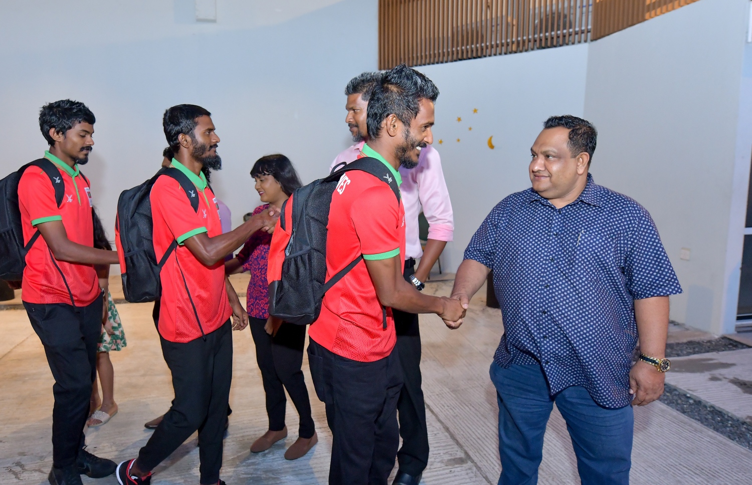 އައިއޯއައިޖީ އަށް ގައުމީ ޓީމުގެ ކުޅުންތެރިން ފުރުމުގެ ތެރެއިން ޝަކީބް (ކ) ގައުމީ ޓީމުގެ ސެންޓޭއާ ސަލާމްކުރަނީ. -- ފޮޓޯ: މިހާރު