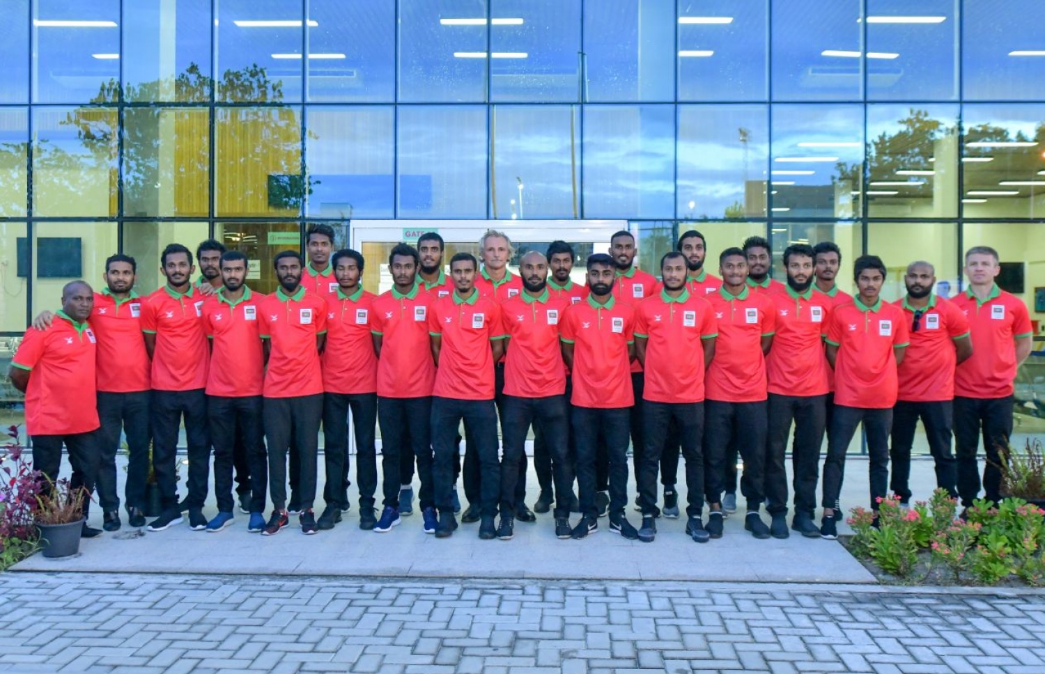 އައިއޯއައިޖީ އަށް ފުރި ގައުމީ ފުޓްބޯޅަ ޓީމުގެ ކުޅުންތެރިންނާއި އޮފިޝަލުން ފޮޓޯ އަކަށް ހުއްޓިގެން. -- ފޮޓޯ: ނިޝާން އަލީ/ މިހާރު