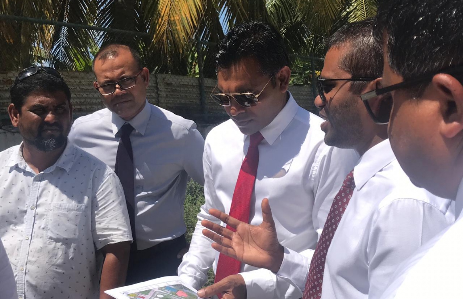 ފުވައްމުލަކު މަގު ހެދުމުގެ މަޝްރޫއުގެ މައުލޫމާތު، ނައިބު ރައީސް ފައިސަލް މިދިޔަ އާދީއްތަ ދުވަހު އޮޅުން ފިލުއްވަނީ.---ފޮޓޯ: މިހާރު