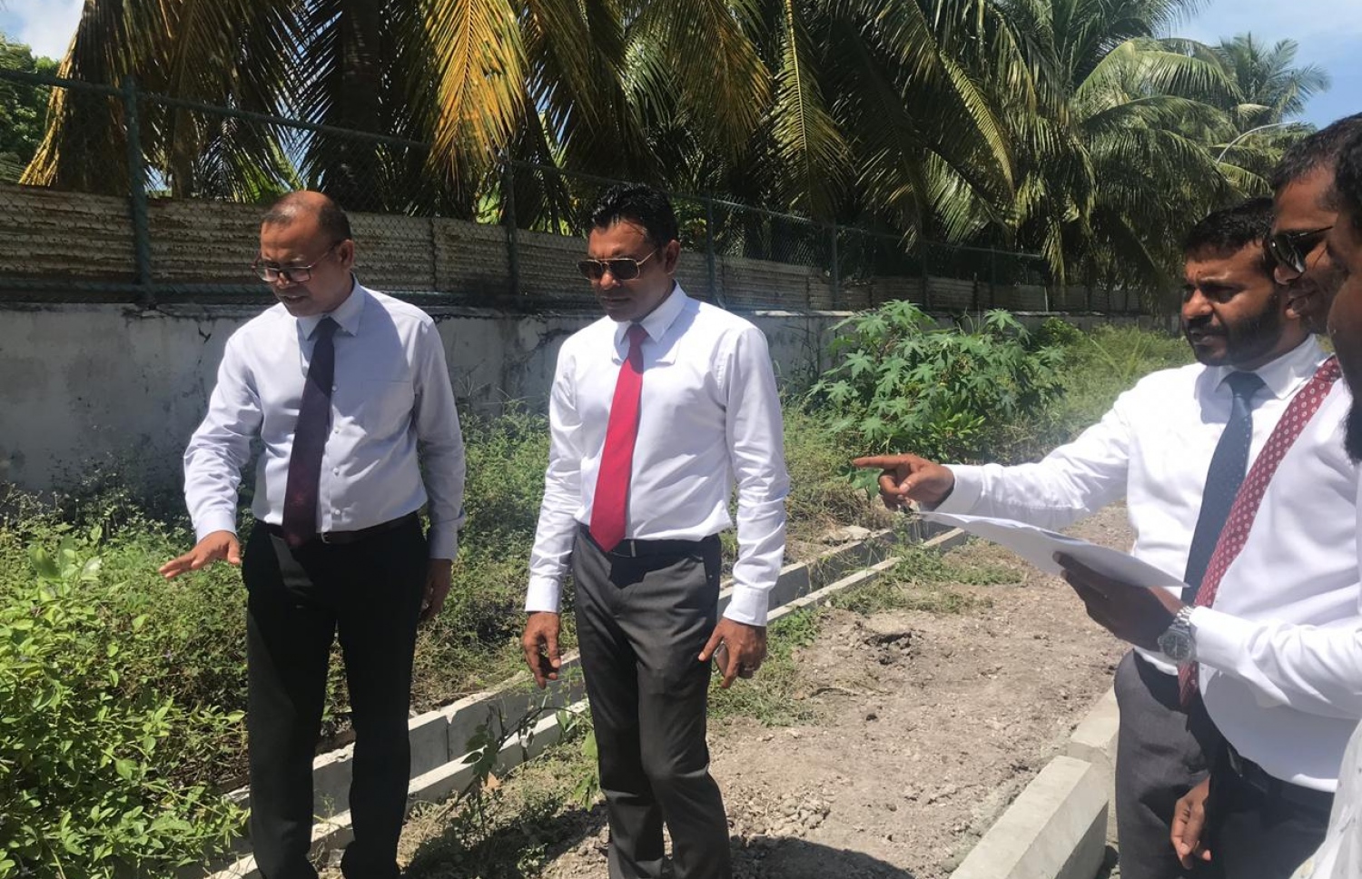 ފުވައްމުލަކު މަގު ހެދުމުގެ މަޝްރޫއުގެ މައުލޫމާތު، ނައިބު ރައީސް ފައިސަލް މިދިޔަ އާދީއްތަ ދުވަހު އޮޅުން ފިލުއްވަނީ.---ފޮޓޯ: މިހާރު