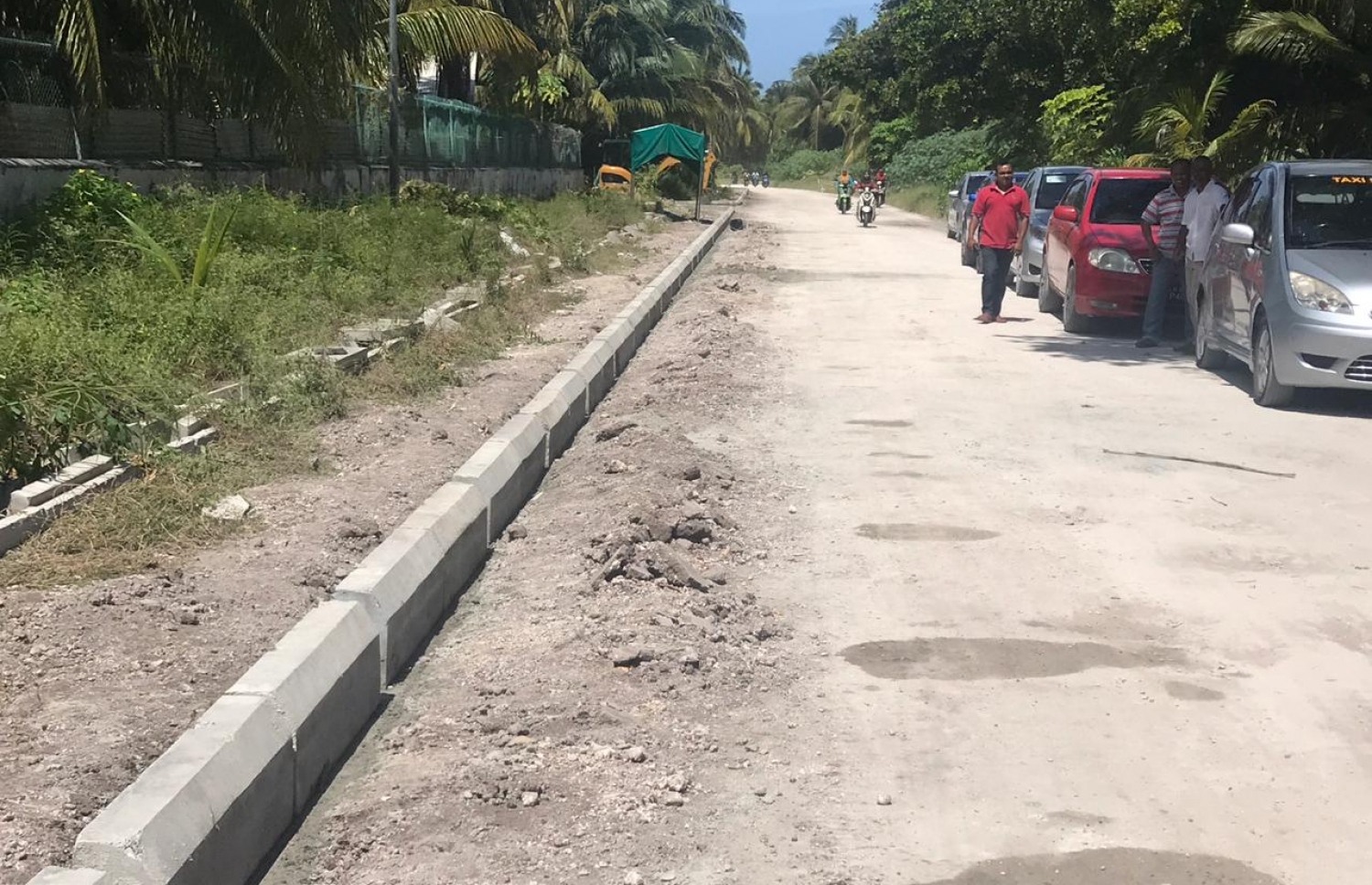 ފުވައްމުލަކުގެ ރިންގްރޯޑުގައި އަލަށް ތާރު އަޅާ ސަރަހައްދުގައި ޕޭވްމަންޓު ހަދަން ތައްޔާރުކޮށްފައި.---ފޮޓޯ: މިހާރު