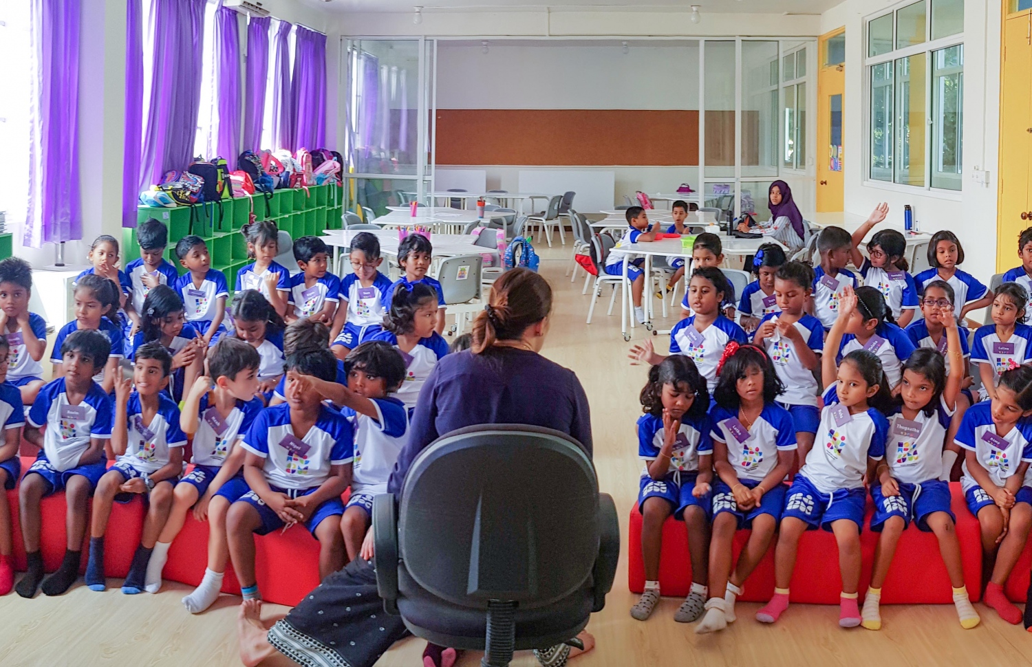 ފިންލެންޑް އިންޓަނޭޝަނަލް ސްކޫލުގައި ކިޔަވަމުން އަންނަ ބައެއް ދަރިވަރުން. -- ފޮޓޯ: އައިލެންޑާސް އެޑިއުކޭޝަން