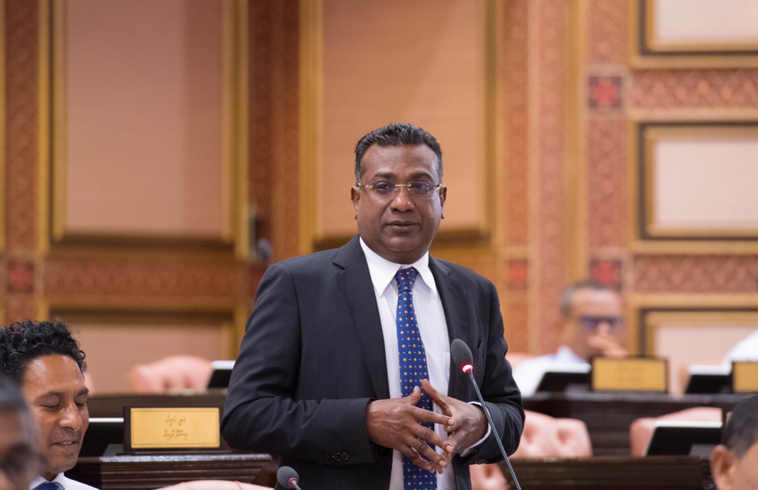 ރައްޔިތުންގެ މަޖިލިހުގެ ޖަލްސާއެއްގައި ޖާބިރު ވާހަކަ ދައްކަވަނީ. --- ފޮޓޯ: މަޖިލިސް