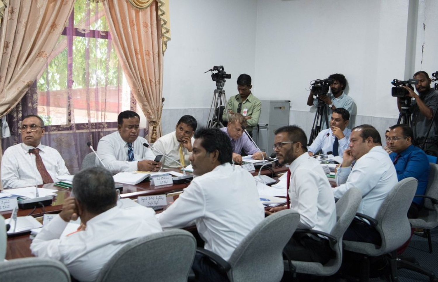 މާލިއްޔަތު ކޮމިޓީގެ މެމްބަރުން ބައްދަލުވުމެއްގައި.--ފޮޓޯ/މަޖިލިސް