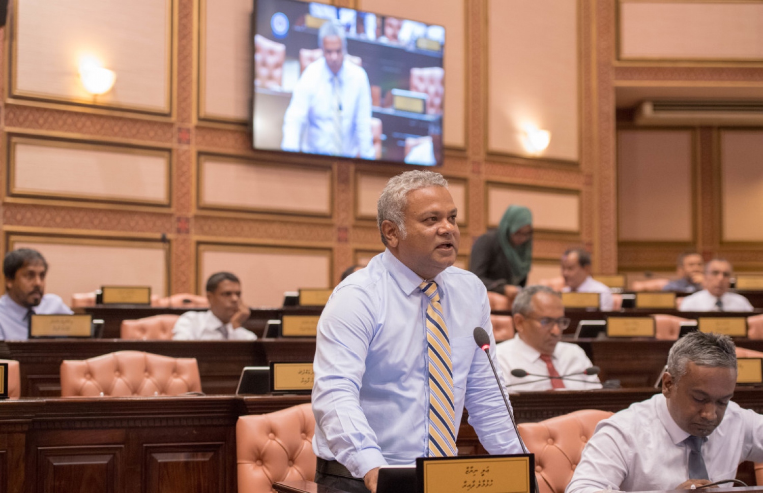 ރައްޔިތުންގެ މަޖިލިހުގެ ޖަލްސާއެއްގައި ހުޅުމާލެ ދާއިރާގެ މެމްބަރު އަލީ ނިޔާޒް ވާހަކަ ދައްކަވަނީ. --- ފޮޓޯ: މަޖިލިސް