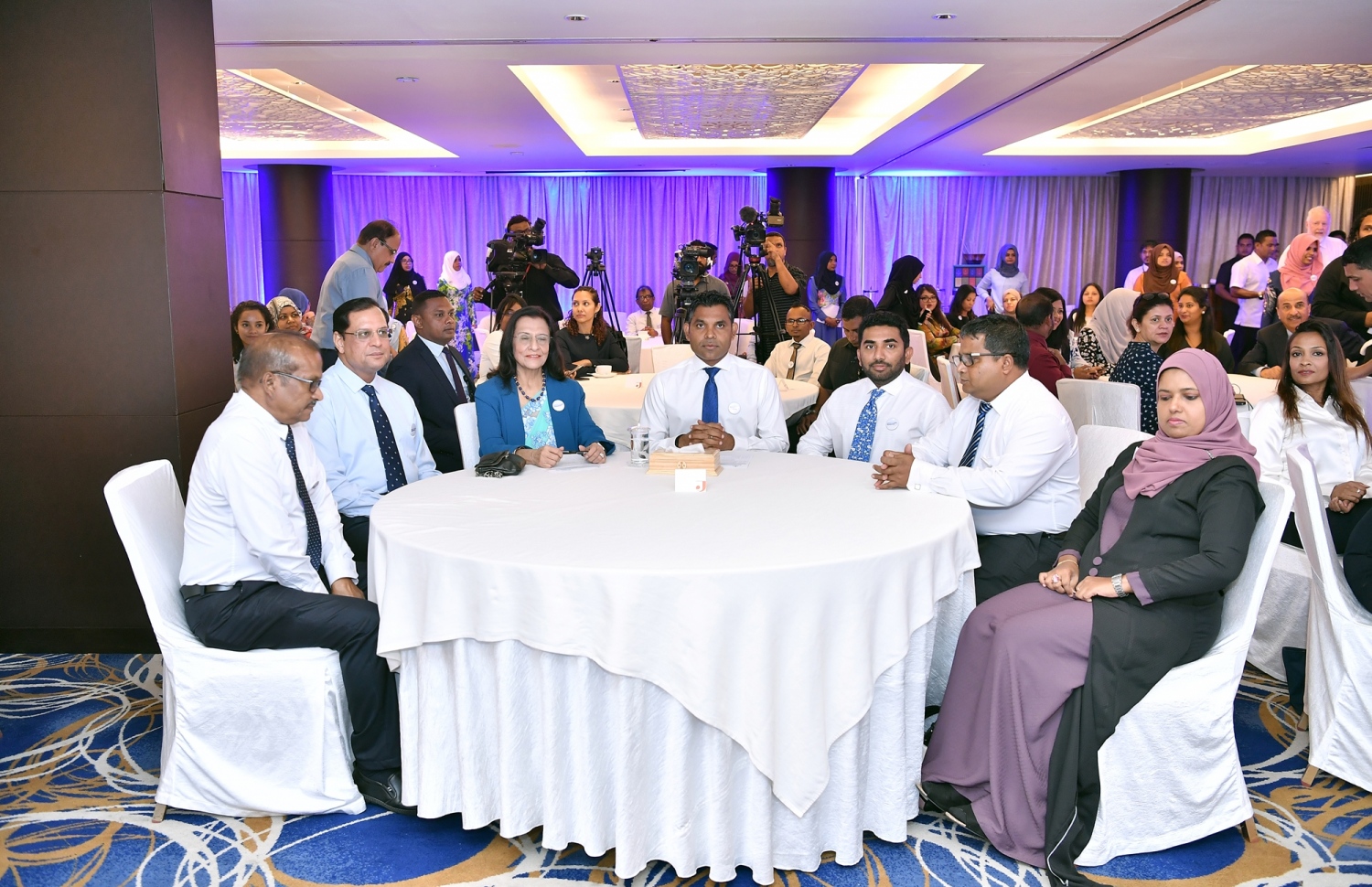 މާލެ: ޖުލައި 16، 2019: "ބްރީތްލައިފް ކެމްޕޭން" އިފްތިތާހު ކުރުމަށް ހޮޓެލް ޖެންގައި ބޭއްވި ރަސްމިއްޔާތެއްގައި ނައިބު ރައީސް ފައިސަލް ނަސީމް(މ)، އޭޝިއާގެ ރީޖަނަލް ޑިރެކްޓަރ ޑޮކްޓަރ ޕޫނަމް ކެތްރަޕާލް ސިންގް(ކ-3)، ހެލްތު މިނިސްޓަރު އަބްދުﷲ އަމީން(ކ-3)، އެންވާރްމަންޓް މިނިސްޓަރު ހުސެން ރަޝީދު ހަސަން(ކ-2) ބައިވެރިވެ ވަޑައިގަންނަވަނީ.-- ފޮޓޯ: ރައީސް އޮފީސް