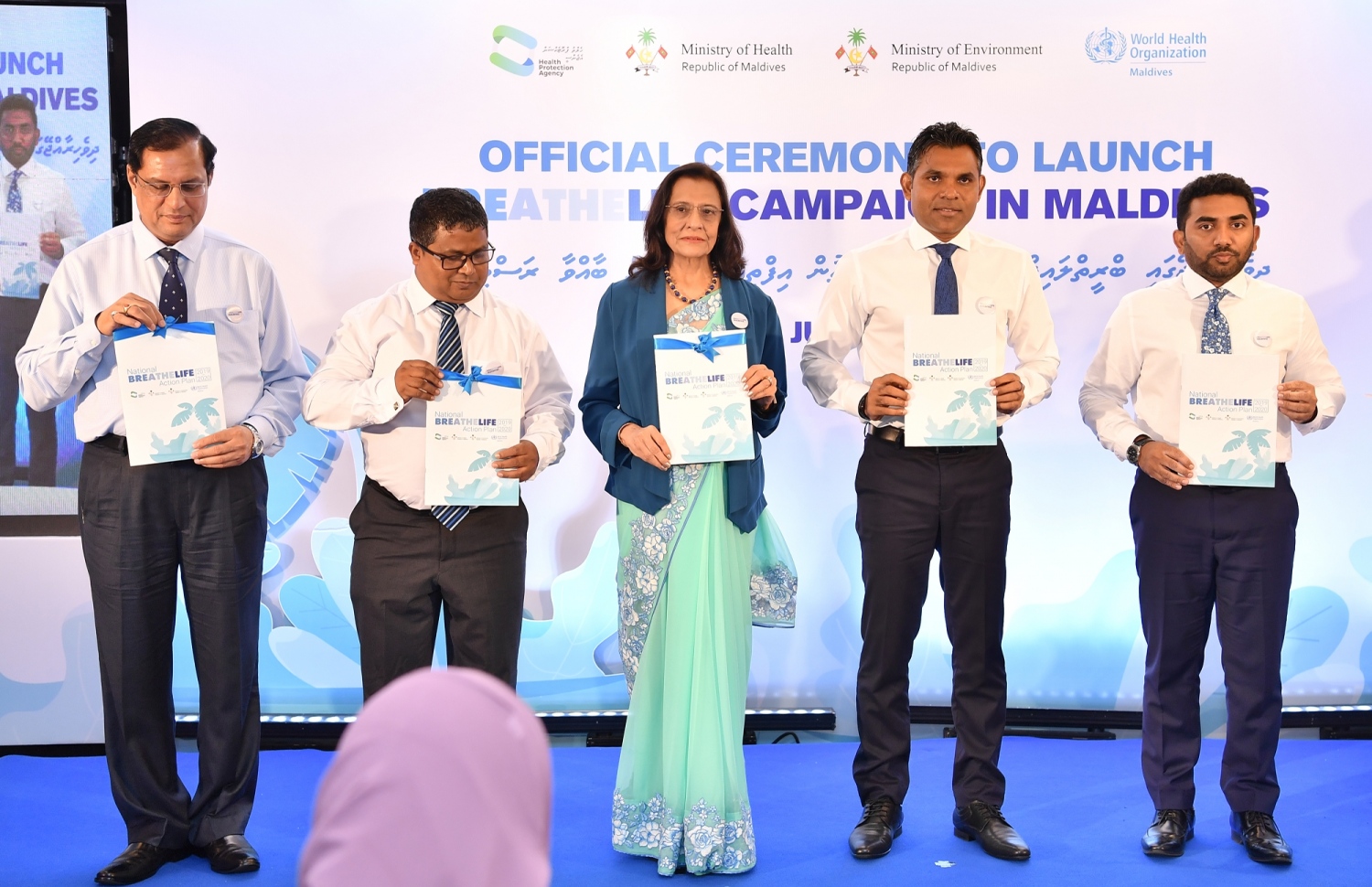 މާލެ: ޖުލައި 16، 2019: "ބްރީތްލައިފް ކެމްޕޭން" އިފްތިތާހު ކުރުމަށް ހޮޓެލް ޖެންގައި ބޭއްވި ރަސްމިއްޔާތެއްގައި ނައިބު ރައީސް ފައިސަލް ނަސީމް(ކ-2)، އޭޝިއާގެ ރީޖަނަލް ޑިރެކްޓަރ ޑޮކްޓަރ ޕޫނަމް ކެތްރަޕާލް ސިންގް(މ)، ހެލްތު މިނިސްޓަރު އަބްދުﷲ އަމީން(ކ)، އެންވާރްމަންޓް މިނިސްޓަރު ހުސެން ރަޝީދު ހަސަން(ވ-2) ބައިވެރިވެ ވަޑައިގަންނަވަނީ.-- ފޮޓޯ: ރައީސް އޮފީސް