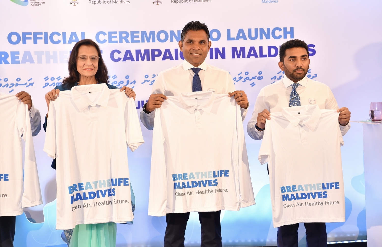 މާލެ: ޖުލައި 16، 2019: "ބްރީތްލައިފް ކެމްޕޭން" އިފްތިތާހު ކުރުމަށް ހޮޓެލް ޖެންގައި ބޭއްވި ރަސްމިއްޔާތެއްގައި ނައިބު ރައީސް ފައިސަލް ނަސީމް(މ)، އޭޝިއާގެ ރީޖަނަލް ޑިރެކްޓަރ ޑޮކްޓަރ ޕޫނަމް ކެތްރަޕާލް ސިންގް(ވ)، ހެލްތު މިނިސްޓަރު އަބްދުﷲ އަމީން(ކ)، ބައިވެރިވެ ވަޑައިގަންނަވަނީ.-- ފޮޓޯ: ރައީސް އޮފީސް