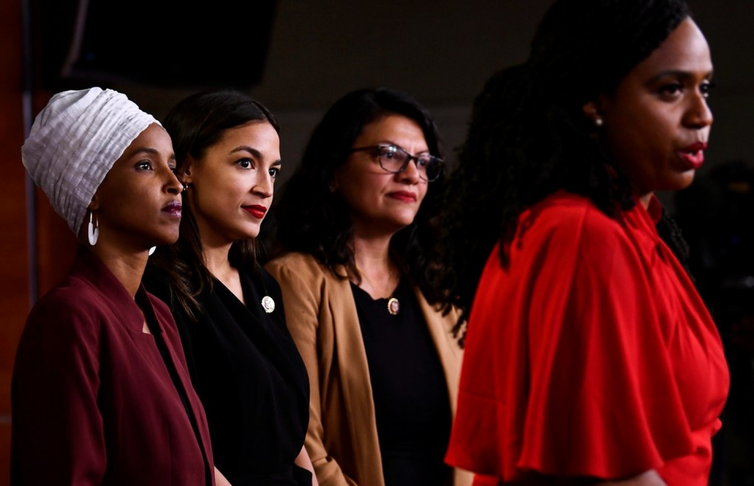 ކޮންގްރެސްގެ ޑިމޮކްރެޓިކް ޕާޓީގެ ހަތަރު އަންހެނުން މެންބަރުން ކަމަށްވާ (ވ-ކ) އިލްހާން އުމަރު، އެލެގްޒެންޑްރިއާ އޮކާސިއޯ-ކޯޓޭޒް، ރާޝިދާ ތަލީބް އަދި އަޔާނާ ޕްރެސްލީ ނޫސްވެރިންނާ ވާހަކަ ދައްކަވަނީ. --ފޮޓޯ:އޭއެފްޕީ