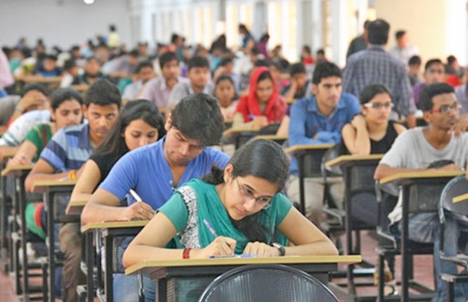 އިންޑިއާގައި ދަރިވަރުންތަކެއް އިމްތިހާނު ހޯލުގައި.