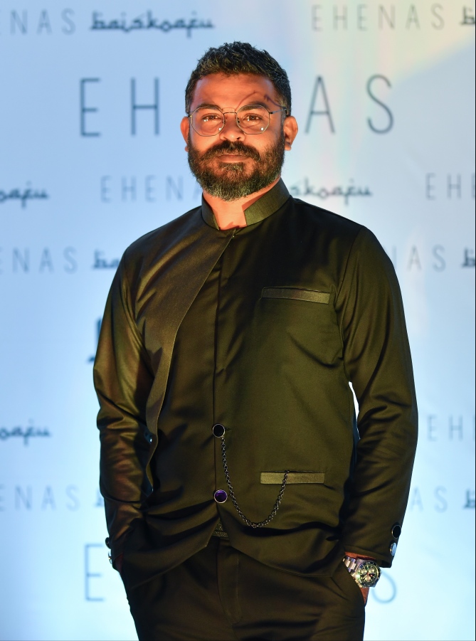 އެހެނަސްގެ ޑައިރެކްޓަރު ރަވީ ފާރޫގް: ދެ ސީޒަން ވެސް ޑައިރެކްޓުކުރީ ރަވީ. -- ފޮޓޯ: ހުސެން ވަހީދު / ދޯ