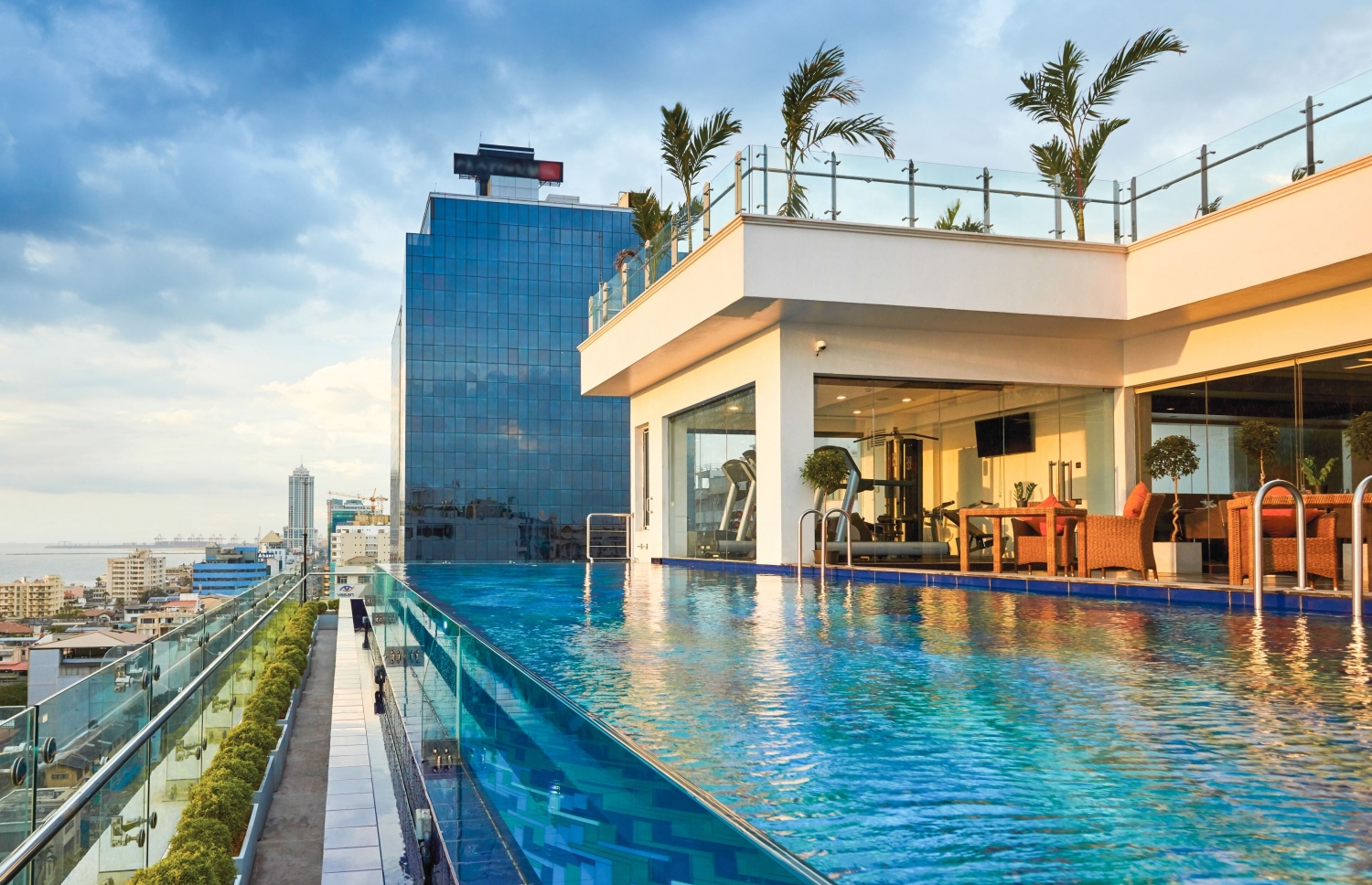 މެންޑަރީނާގައި ގާއިމްކޮށްފައިވާ ޕޫލަކީ ހިތްގައިމު މަންޒަރުތައް ފެންނާނެހެން ހަދާފައިވާ ޕޫލެއް-- ފޮޓޯ: މެންޑަރީނާ ކޮލަމްބޯ