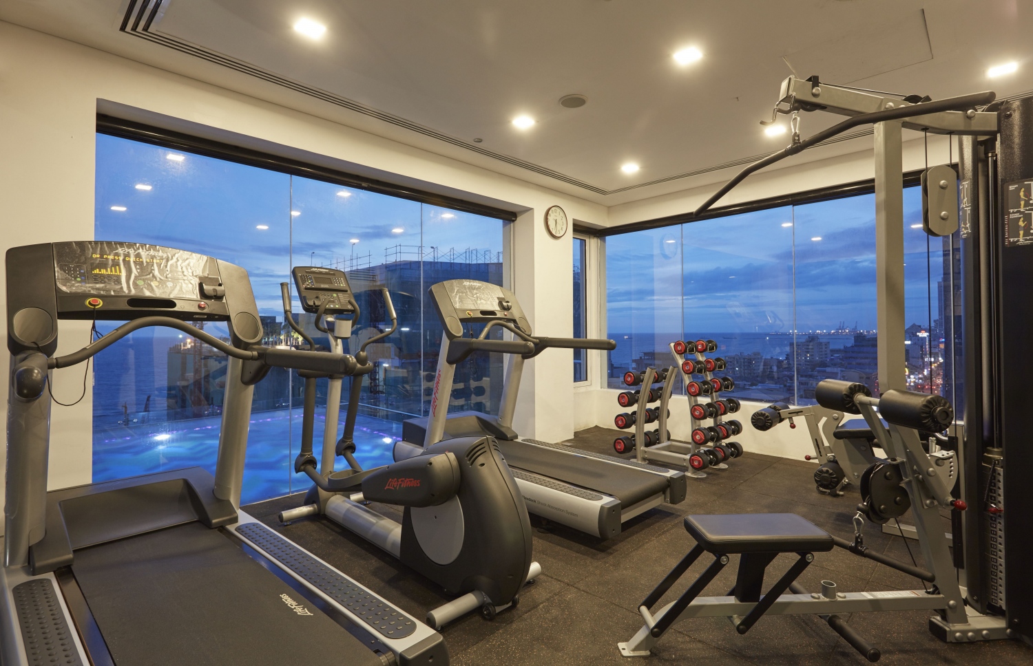 މެންޑަރީނާގެ ޖިމް: މި ޖިމުން އެ ހޮޓަލުގެ ހުރިހާ ކަސްޓަމަރުންނަށް ވެސް ހިދުމަތް ލިބޭނެ-- ފޮޓޯ: މެންޑަރީނާ ކޮލަމްބޯ