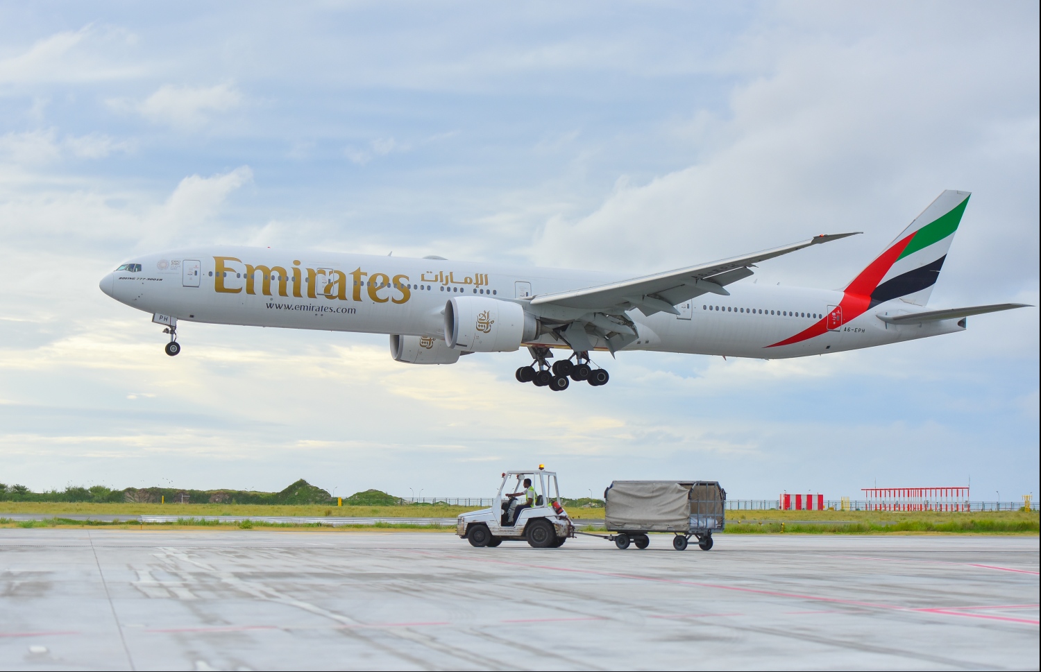 ހުޅުލެ: ޖުލައި 17، 2019: ވެލާނާ އިންޓަނޭޝަނަލް އެއާޕޯޓުގެ ދެކުނު ފަރާތުގައި އަލަށް ތަރައްގީކުރާ އާ އޭޕްރަންގެ ފުރަތަމަ ފޭސްގައި ހެދި ބައި ދައްކާލުމަށް ބޭއްވި ރަސްމިއްޔާތުގައި، ރަންވޭ އަށް އެމިރޭޓްސް ގެ ބޯޓެއް ޖައްސަނީ.-- ފޮޓޯ: ހުސެން ވަހީދު /މިހާރު