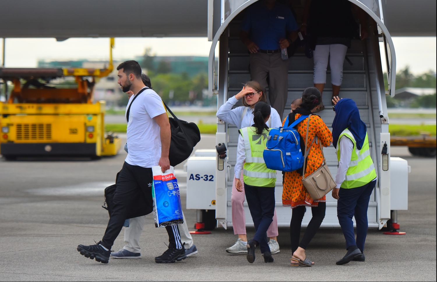 ޓޫރިސްޓުން ފްލައިޓުން ފައިބައިގެން އަންނަނީ-- ފޮޓޯ: ހުސައިން ވަހީދު/ މިހާރު