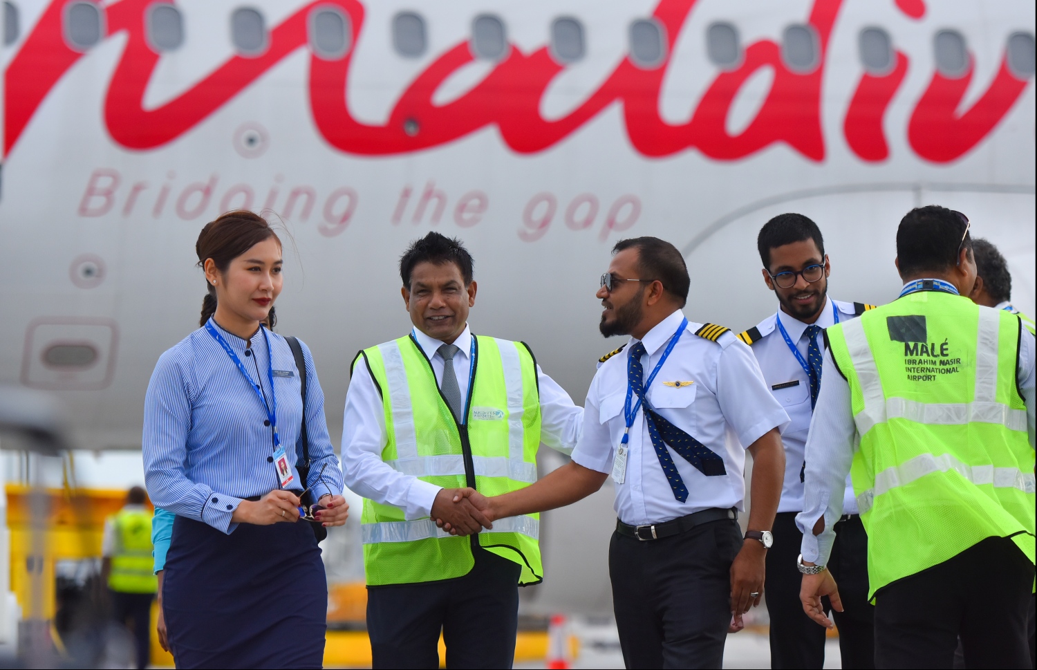 ހުޅުލެ: ޖުލައި 17، 2019: ވެލާނާ އިންޓަނޭޝަނަލް އެއާޕޯޓުގެ ދެކުނު ފަރާތުގައި އަލަށް ތަރައްގީކުރާ އާ އޭޕްރަންގެ ފުރަތަމަ ފޭސްގައި ހެދި ބައި ދައްކާލުމަށް ބޭއްވި ރަސްމިއްޔާތުގައި، އޭޕްރަން އަށް ފުރަތަމަ ޕާކު ކުރި ބޯޓުގެ ކްރޫއިން ބޯޓު ކައިރީގައި މަޑުކޮށްލައިގެން.-- ފޮޓޯ: ހުސެން ވަހީދު /މިހާރު