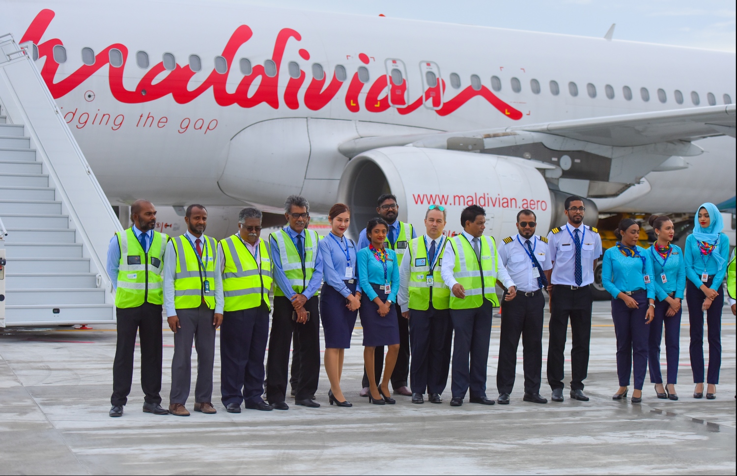 ހުޅުލެ: ޖުލައި 17، 2019: ވެލާނާ އިންޓަނޭޝަނަލް އެއާޕޯޓުގެ ދެކުނު ފަރާތުގައި އަލަށް ތަރައްގީކުރާ އާ އޭޕްރަންގެ ފުރަތަމަ ފޭސްގައި ހެދި ބައި ދައްކާލުމަށް ބޭއްވި ރަސްމިއްޔާތުގައި، އޭޕްރަން އަށް ފުރަތަމަ ޕާކު ކުރި ބޯޓުގެ ކްރޫއިން ބޯޓުކައިރީގައި މަޑުކޮށްލައިގެން.-- ފޮޓޯ: ހުސެން ވަހީދު /މިހާރު