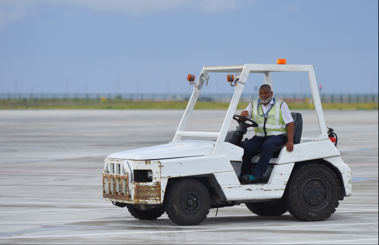 ހުޅުލެ: ޖުލައި 17، 2019: ވެލާނާ އިންޓަނޭޝަނަލް އެއާޕޯޓުގެ ދެކުނު ފަރާތުގައި އަލަށް ތަރައްގީކުރާ އާ އޭޕްރަންގެ ފުރަތަމަ ފޭސްގައި ހެދި ބައި ދައްކާލުމަށް ބޭއްވި ރަސްމިއްޔާތުގައި، އެއާޕޯޓުގެ މުވައްޒަފަކު މަސައްކަތުގައި ހަރަކާތްތެރިވަނީ.-- ފޮޓޯ: ހުސެން ވަހީދު /މިހާރު
