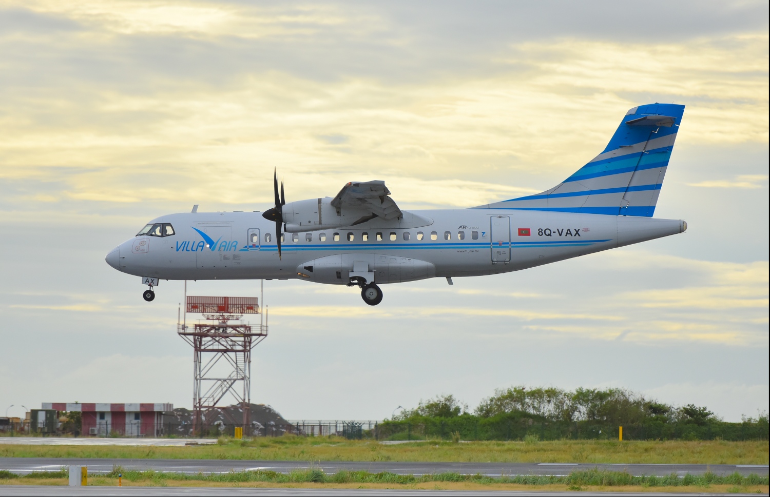 ހުޅުލެ: ޖުލައި 17، 2019: ވެލާނާ އިންޓަނޭޝަނަލް އެއާޕޯޓުގެ ދެކުނު ފަރާތުގައި އަލަށް ތަރައްގީކުރާ އާ އޭޕްރަންގެ ފުރަތަމަ ފޭސްގައި ހެދި ބައި ދައްކާލުމަށް ބޭއްވި ރަސްމިއްޔާތުގައި، ރަންވޭ އަށް ވިލާގެ ގެ ބޯޓެއް ޖައްސަނީ.-- ފޮޓޯ: ހުސެން ވަހީދު /މިހާރު