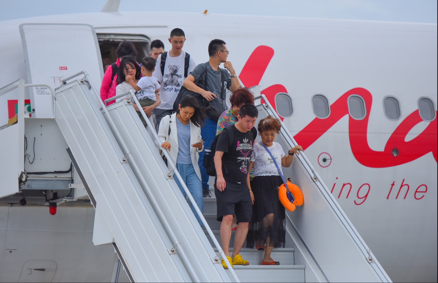 ހުޅުލެ: ޖުލައި 17، 2019: ވެލާނާ އިންޓަނޭޝަނަލް އެއާޕޯޓުގެ ދެކުނު ފަރާތުގައި އަލަށް ތަރައްގީކުރާ އާ އޭޕްރަންގެ ފުރަތަމަ ފޭސްގައި ހެދި ބައި ދައްކާލުމަށް ބޭއްވި ރަސްމިއްޔާތުގައި، އޭޕްރަން އަށް ފުރަތަމަ ޕާކު ކުރި ބޯޓުން ބައެއް ފަތުރުވެރިން ފައިބަނީ.-- ފޮޓޯ: ހުސެން ވަހީދު /މިހާރު