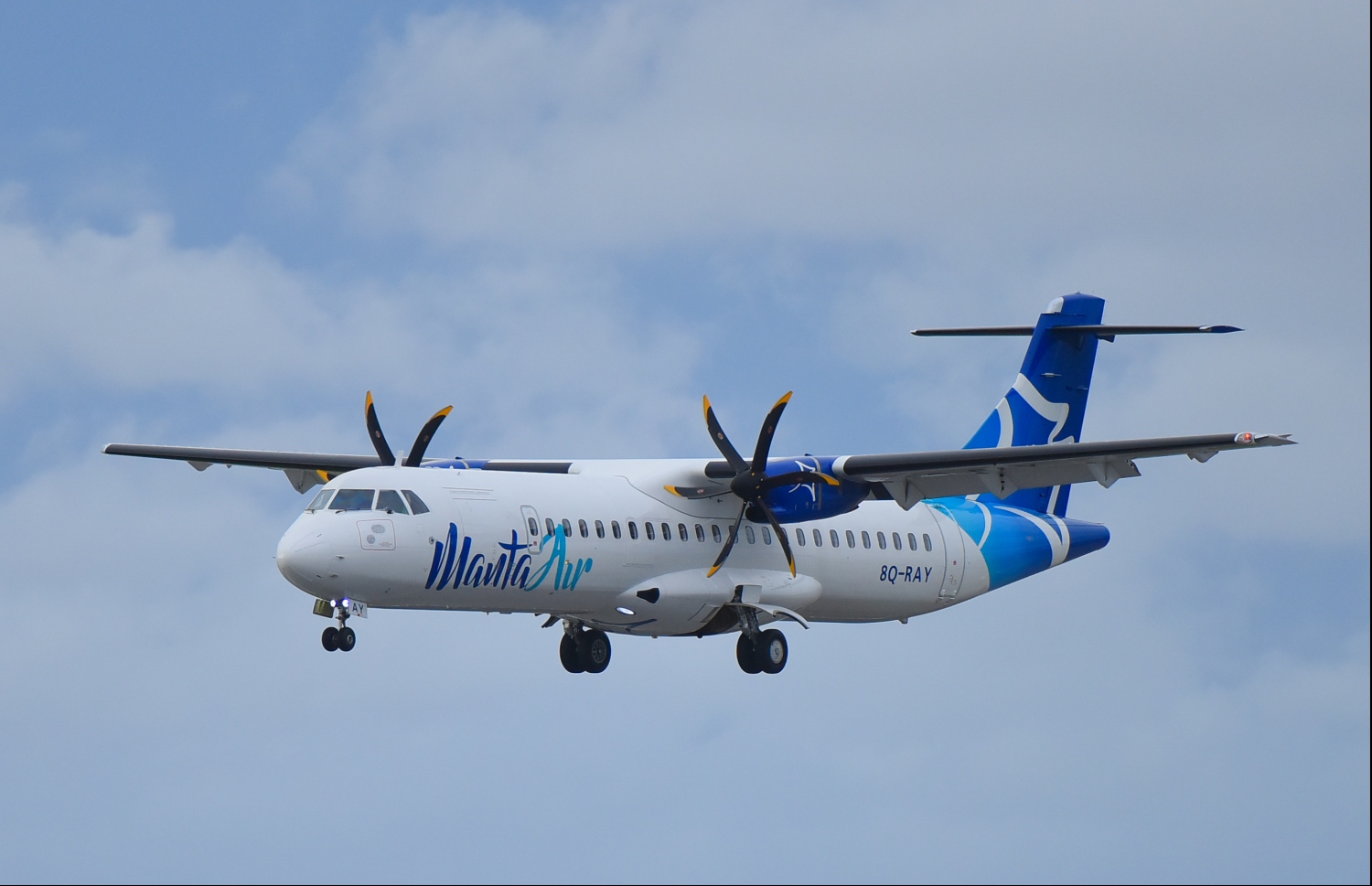 ހުޅުލެ: ޖުލައި 17، 2019: ވެލާނާ އިންޓަނޭޝަނަލް އެއާޕޯޓުގެ ދެކުނު ފަރާތުގައި އަލަށް ތަރައްގީކުރާ އާ އޭޕްރަންގެ ފުރަތަމަ ފޭސްގައި ހެދި ބައި ދައްކާލުމަށް ބޭއްވި ރަސްމިއްޔާތުގައި، ރަންވޭ އަށް މަންޓާ އެއާގެ ބޯޓެއް ޖައްސަނީ.-- ފޮޓޯ: ހުސެން ވަހީދު /މިހާރު