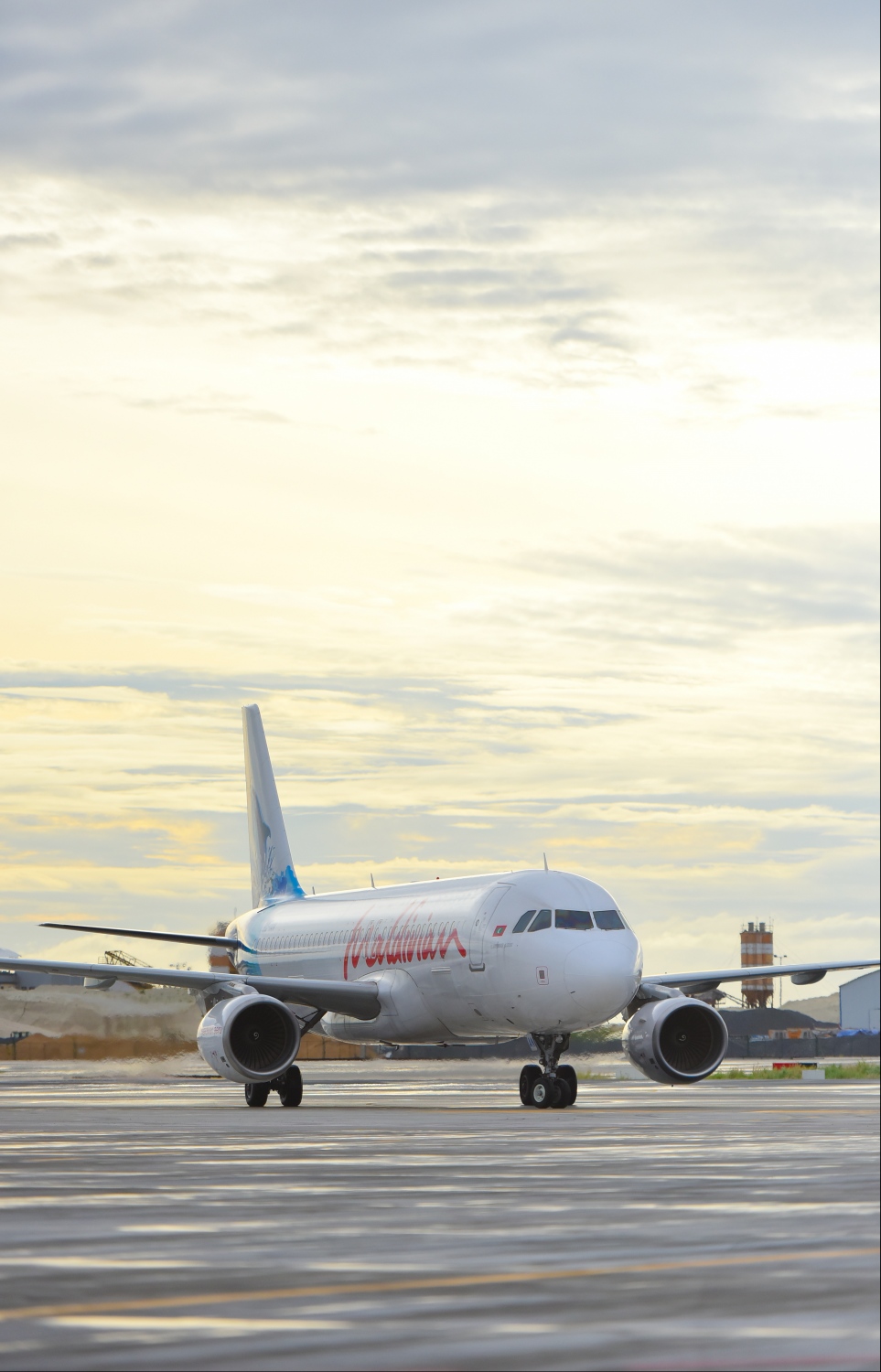 ހުޅުލެ: ޖުލައި 17، 2019: ވެލާނާ އިންޓަނޭޝަނަލް އެއާޕޯޓުގެ ދެކުނު ފަރާތުގައި އަލަށް ތަރައްގީކުރާ އާ އޭޕްރަންގެ ފުރަތަމަ ފޭސްގައި ހެދި ބައި ދައްކާލުމަށް ބޭއްވި ރަސްމިއްޔާތުގައި، އޭޕްރަން އަށް ފުރަތަމަ ޕާކު ކުރި މޯލްޑިވިއަން ގެ ބޯޓެއް.-- ފޮޓޯ: ހުސެން ވަހީދު /މިހާރު