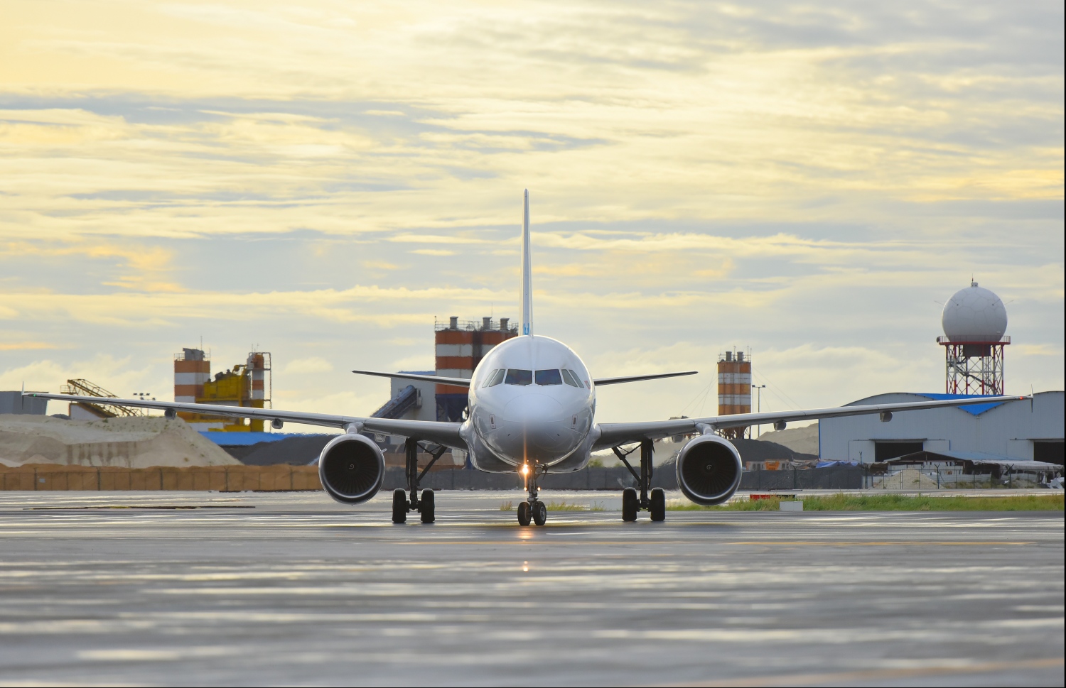 ހުޅުލެ: ޖުލައި 17، 2019: ވެލާނާ އިންޓަނޭޝަނަލް އެއާޕޯޓުގެ ދެކުނު ފަރާތުގައި އަލަށް ތަރައްގީކުރާ އާ އޭޕްރަންގެ ފުރަތަމަ ފޭސްގައި ހެދި ބައި ދައްކާލުމަށް ބޭއްވި ރަސްމިއްޔާތުގައި، އޭޕްރަން އަށް ފުރަތަމަ ޕާކު ކުރި މޯލްޑިވިއަން ގެ ބޯޓެއް.-- ފޮޓޯ: ހުސެން ވަހީދު /މިހާރު