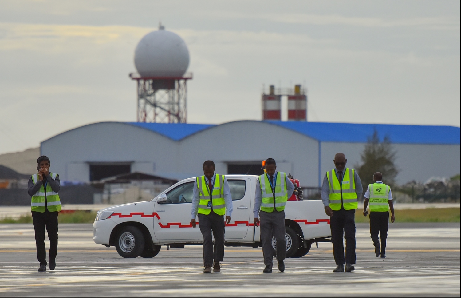 ހުޅުލެ: ޖުލައި 17، 2019: ވެލާނާ އިންޓަނޭޝަނަލް އެއާޕޯޓުގެ ދެކުނު ފަރާތުގައި އަލަށް ތަރައްގީކުރާ އާ އޭޕްރަންގެ ފުރަތަމަ ފޭސްގައި ހެދި ބައި ދައްކާލުމަށް ބޭއްވި ރަސްމިއްޔާތުގައި، އެއާޕޯޓުގެ މުވައްޒަފުންތަކެއް ބައިވެރިވަނީ.-- ފޮޓޯ: ހުސެން ވަހީދު /މިހާރު