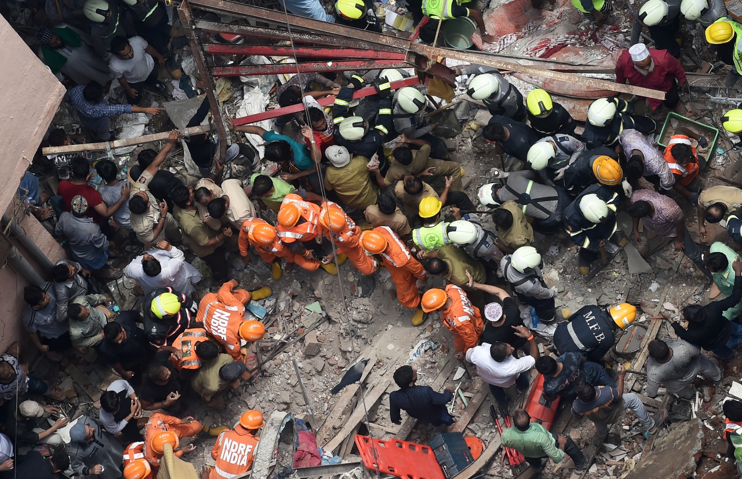 ވެއްޓުނު އިމާރާތުގެ ދަށުން މީހުން ސަލާމަތް ކުރުމަށް އިންޑިއާގެ ނޭޝަނަލް ޑިޒާސްޓާ ރެސްޕޮންސް ފޯސް އިން މަސައްކަތް ކުރަނީ. --ފޮޓޯ:އޭއެފްޕީ