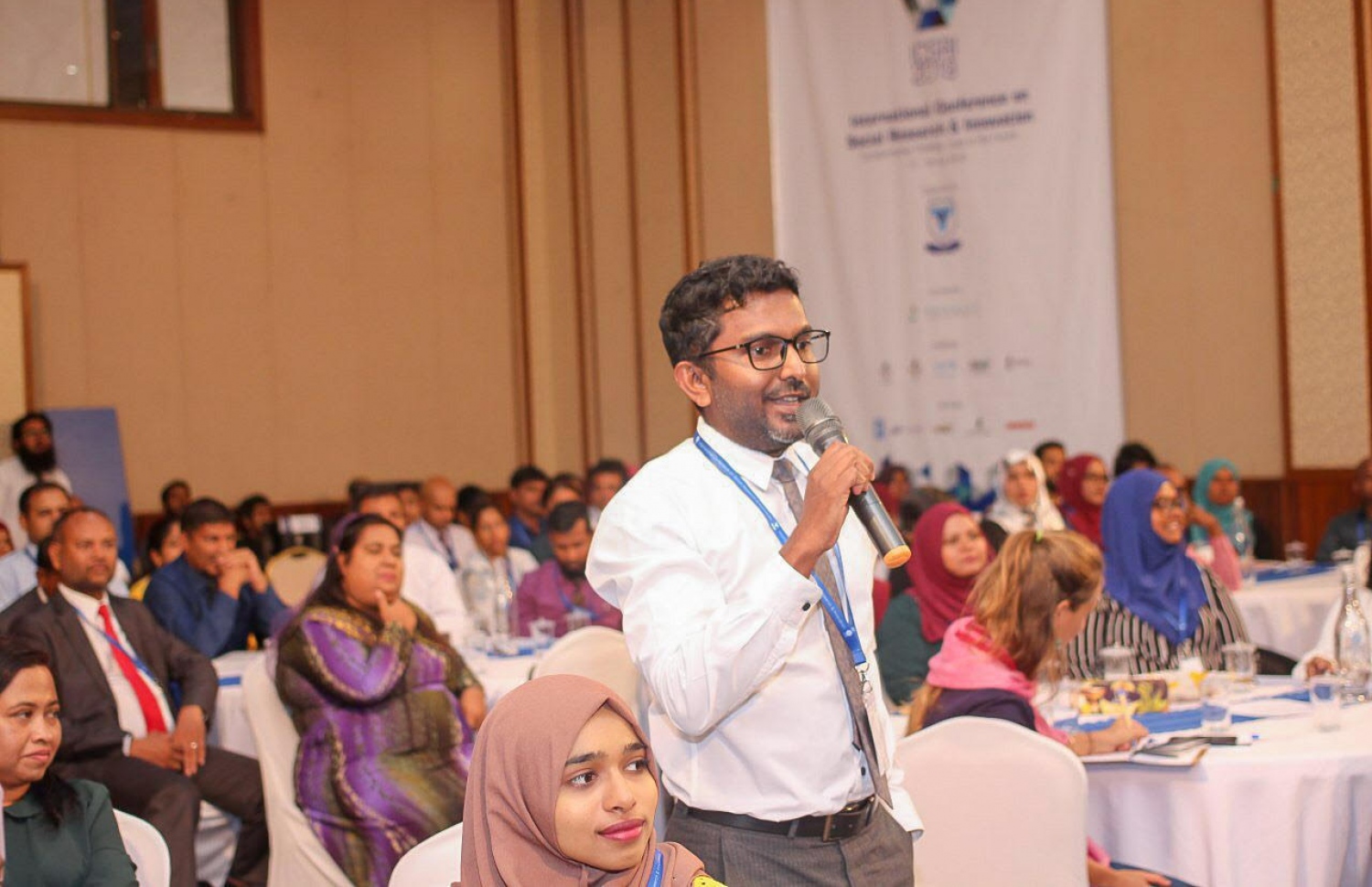 އައިސީއެސްއާރުއައި ކޮންފަރެންސް ފެށުމަށް މިއަދު ބޭއްވި ރަސްމިއްޔާތުގައި ބައިވެރިވި މީހަކު ސުވާލެއް ކުރަނީ.-- ފޮޓޯ: ވިލާ ކޮލެޖު