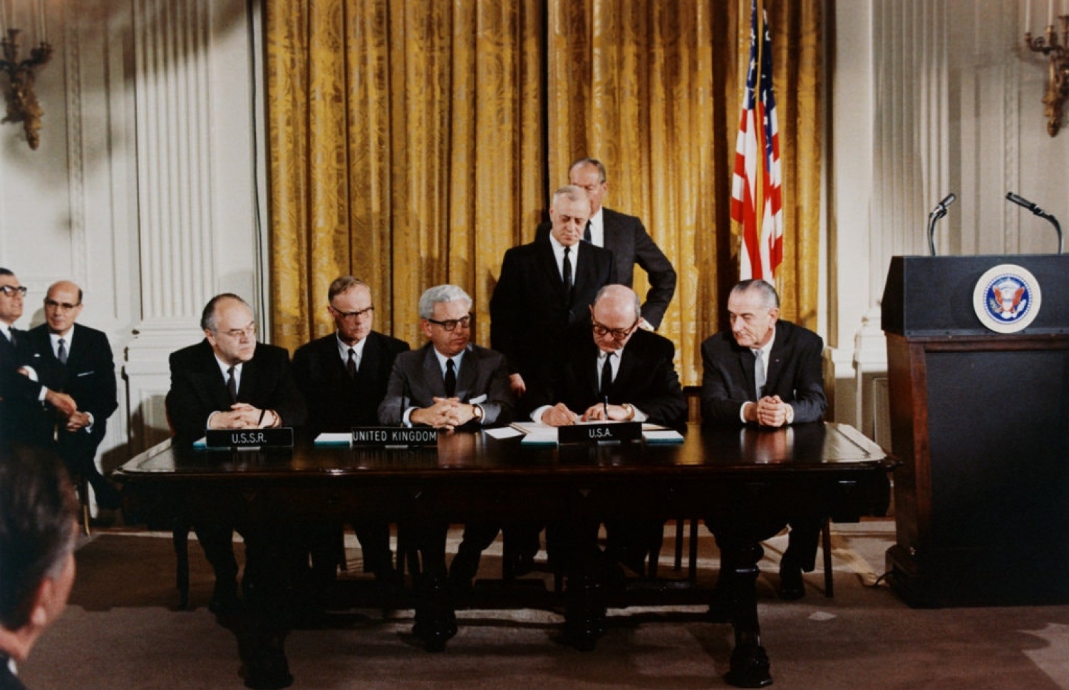 އދ.ގެ އައުޓާ ސްޕޭސް ޓްރީޓްގައި އެމެރިކާގެ އޭރުގެ ރައީސް ލިންޑަން ޖޯންސަން ސޮއިކުރައްވަނީ