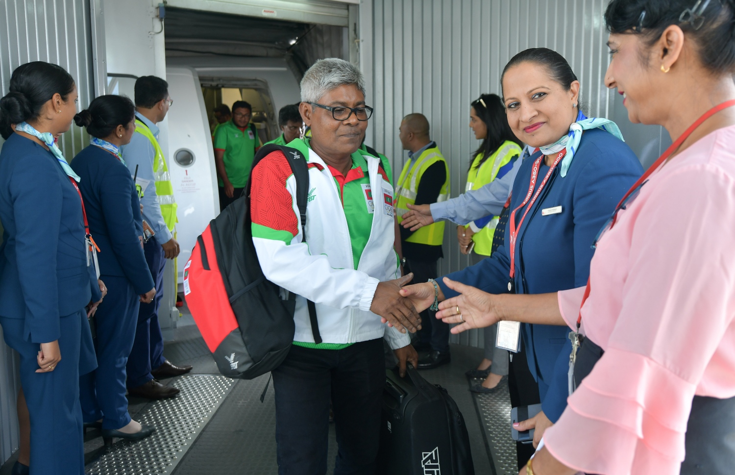 ރާއްޖޭގެ ސްޕޯޓްސް ކޮމިޝަނަރު ހީނާ ސަލީމަށް (ވ) މޮރިޝަސް އެއާޕޯޓުގެ ސީނިއާ އޮފިޝަލުން މަރުހަބާ ދަންނަވަނީ. -- ފޮޓޯ: ނިޝާން އަލީ/އެމްއޯސީ