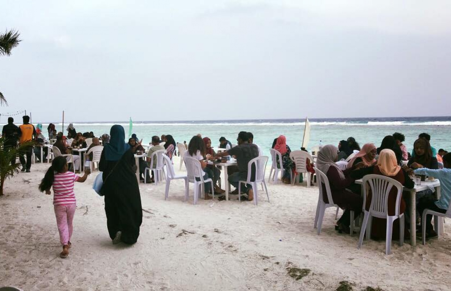 ހުޅުމާލޭގެ އިރުމަތީ ފަރާތު ބީޗުގައި ގޮނޑި އާއި މޭޒު ޖަހާފައި