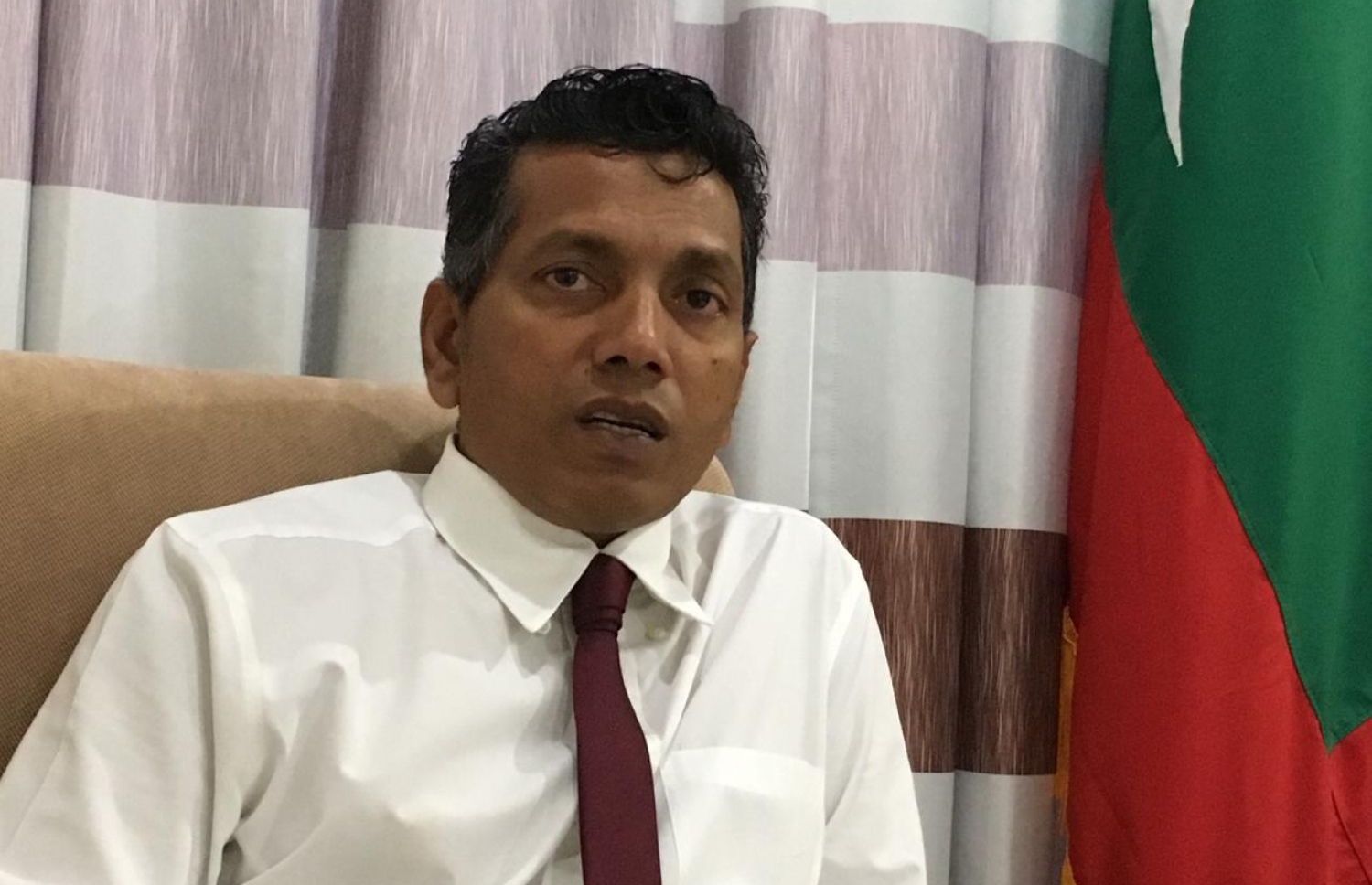 އައްޑޫ މޭޔަރު އަބްދުﷲ ސޯދިގް މިދިޔަ އަންގާރަ ދުވަހު "މިހާރު" އާ ވާހަކަ ދައްކަވަނީ.---ފޮޓޯ: މިހާރު