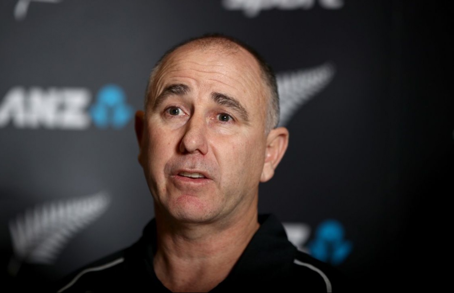 ނިއު ޒީލެންޑުގެ ކޯޗު ސްޓީޑް ނޫސްވެރިންގެ ބައްދަލުވުމުގެ ތެރެއިން ވާހަކަ ދައްކަނީ. -- ފޮޓޯ: އޭއެފްޕީ