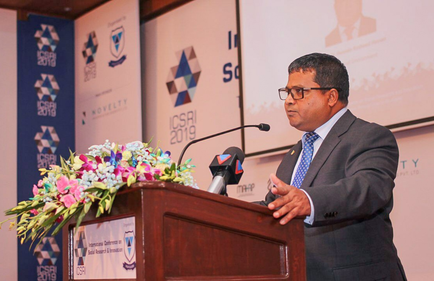 މާލެ: ޖުލައި 17، 2019: ވިލާ ކޮލެޖުން ކޮންމެ އަހަރަކު އެއްފަހަރު ބާއްވަމުން އަންނަ "އިންޓަނޭޝަނަލް ކޮންފަރެންސް އޮން ސޯޝަލް އެންޑް އިނޮވޭޝަން ކޮންފަރެންސް" ފެށުމަށް ވިލާ ކޮލެޖުގައި ބޭއްވި ރަސްމިއްޔާތެއްގައި އެންވާރްމަންޓް މިނިސްޓަރު ހުސެން ރަޝީދު ހަސަން ވާހަކަ ދައްކަވަނީ.-- ފޮޓޯ: ވިލާ ކޮލެޖް