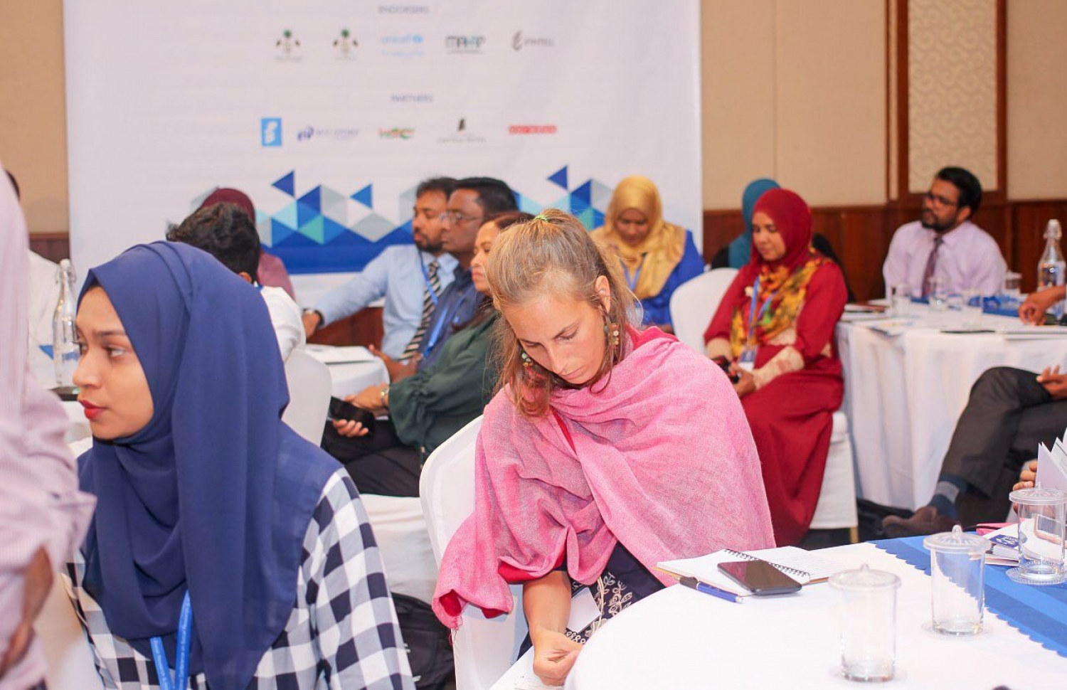 މާލެ: ޖުލައި 17، 2019: ވިލާ ކޮލެޖުން ކޮންމެ އަހަރަކު އެއްފަހަރު ބާއްވަމުން އަންނަ "އިންޓަނޭޝަނަލް ކޮންފަރެންސް އޮން ސޯޝަލް އެންޑް އިނޮވޭޝަން ކޮންފަރެންސް" ފެށުމަށް ވިލާ ކޮލެޖުގައި ބޭއްވި ރަސްމިއްޔާތެއްގެ ތެރެއިން.-- ފޮޓޯ: ވިލާ ކޮލެޖް