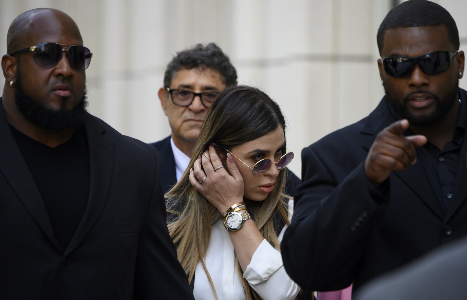 ގުޒްމަން އަށް ކުރި ހުކުމަށް ފަހު އޭނާގެ އަންހެނުން އެމާ ކޮރޮނެލް އައިސްޕޫރޯ ކޯޓުން ނުކުންނަނީ. --ފޮޓޯ:އޭއެފްޕީ