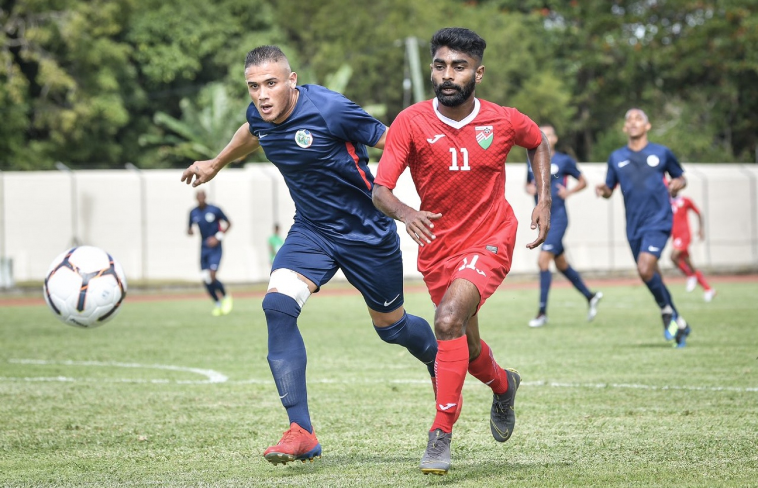 ރާއްޖޭގެ ރިޒޭ (ކ) އަތުން ބޯޅަ ހޯދަން ރިޔޫނިއަންގެ ޑިފެންޑަރަކު މަސައްކަތްކުރަނީ. -އެމްއޯސީ ފޮޓޯ: ނިޝާން އަލީ/ މިހާރު