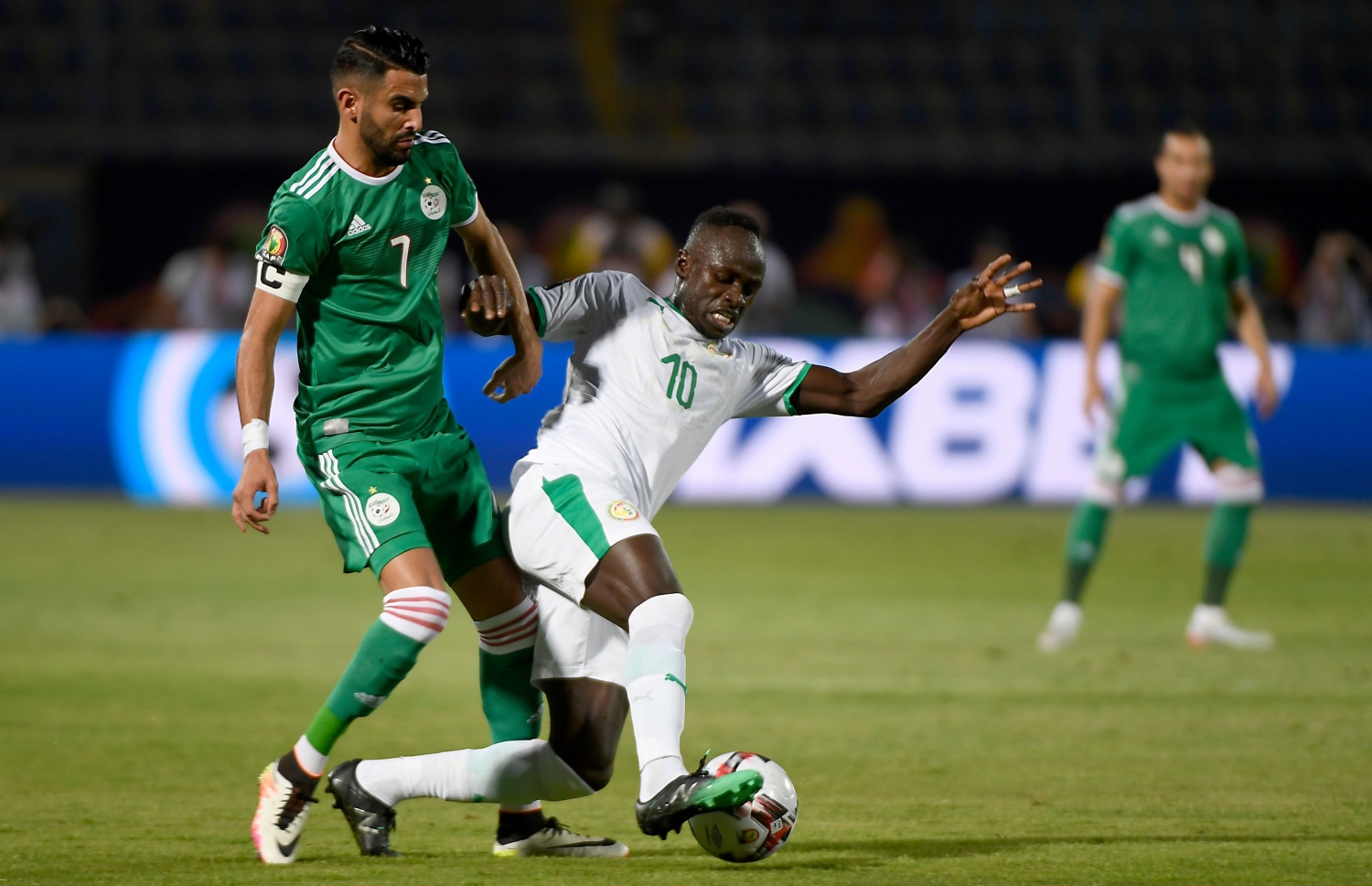 ސެނެގޯލްގެ މާނޭ (ކ) އަތުން ބޯޅަ ހޯދަން އަލްޖީރިއާގެ މާރޭޒް މަސައްކަތްކުރަނީ. -- ފޮޓޯ: އޭއެފްޕީ