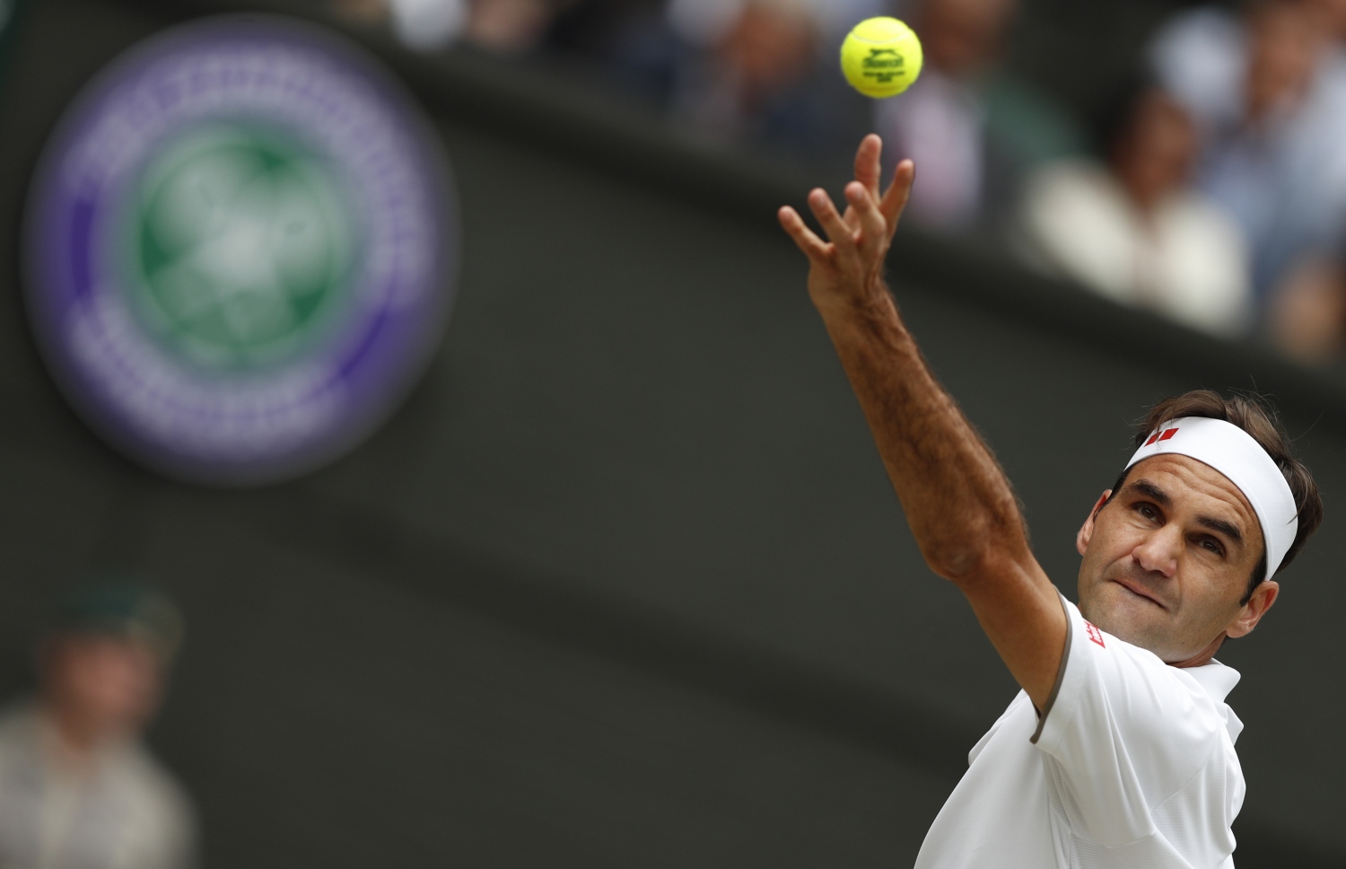 ވިމްބަލްޑަން ފައިނަލް މެޗުގެ ތެރެއިން ފެޑެރާ ބޯޅަ ފޮނުވާލަނީ.-- ފޮޓޯ: އޭއެފްޕީ