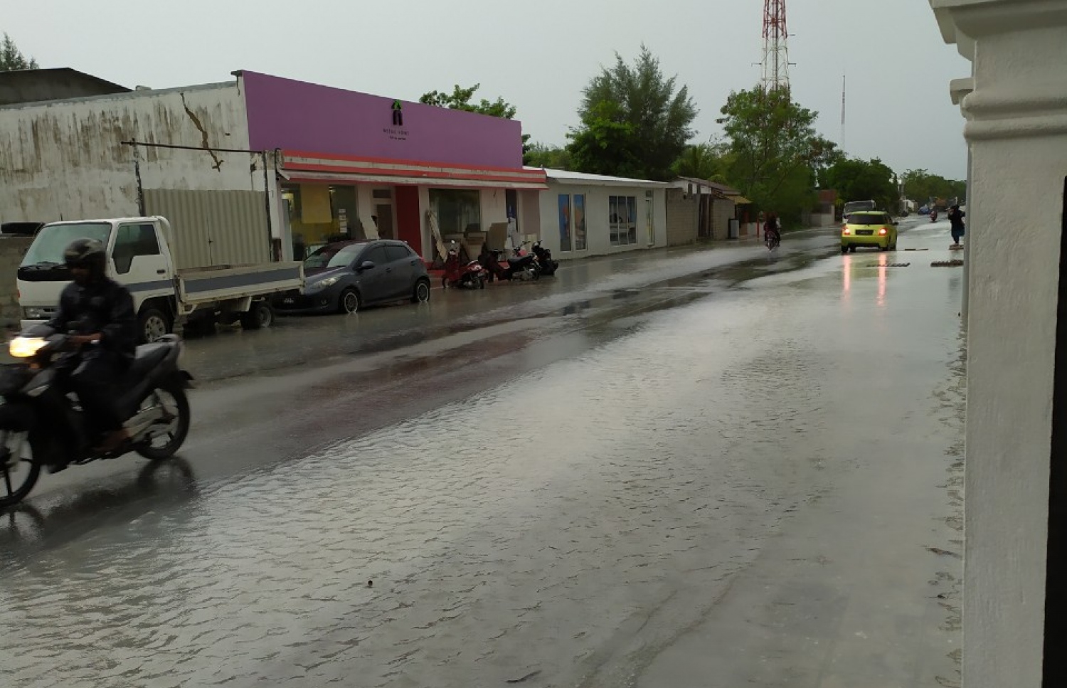 އައްޑު އަށް އިއްޔެ މެންދުރު ފަހުން ވެހެން ފެށި ވާރޭގައި ހިތަދޫ ލިންކް ރޯޑުގެ ބައެއްގައި ފެންބޮޑުވެފައި: މިއީ އާންމު މަންޒަރެއް.