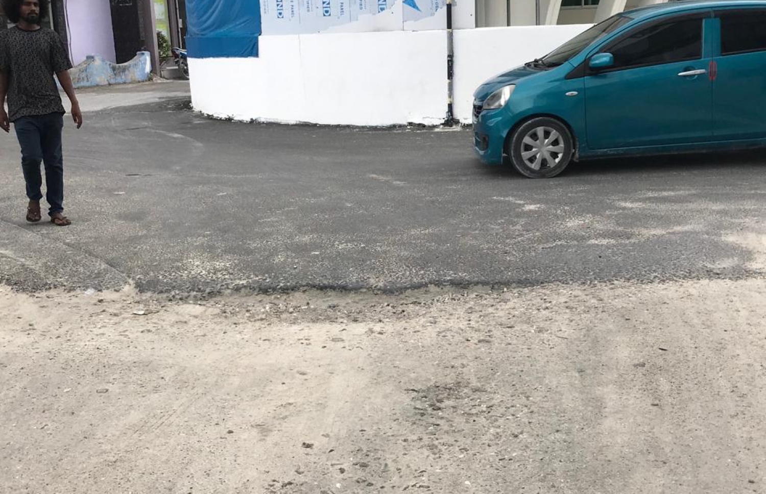 ހިތަދޫ ހޮސްޕިޓަލް ކައިރީގައި ހެދިފައިވާ ވަޅުގަނޑެއް: ކަމާ ބެހޭ ފަރާތްތަކުގެ ސަމާލުކަމެއް ވެސް ނުލިބޭ.---ފޮޓޯ: މިހާރު