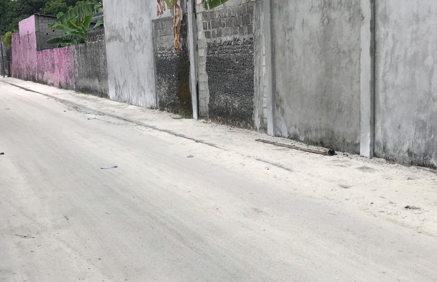 ހިތަދޫގައި ސްކޫލްތައް އެންމެ ގިނަ ސަރަހައްދަށް ރަށުގެ ބޮޑުމަގުން ދެވެން އޮންނަ މަގު ހެދުމަށްޓަކައި އެއް ފަޅީގައި ޕޭވްމަންޓު ހަދާފައި: އެކަމަކު، އެ މަސައްކަތް އަލުން ނުފަށައި ދިގުލައިގެން ގޮސްފައިވާތާ އެތައް ދުވަހެއް ވަނީ ވެފައި.---ފޮޓޯ: މިހާރު