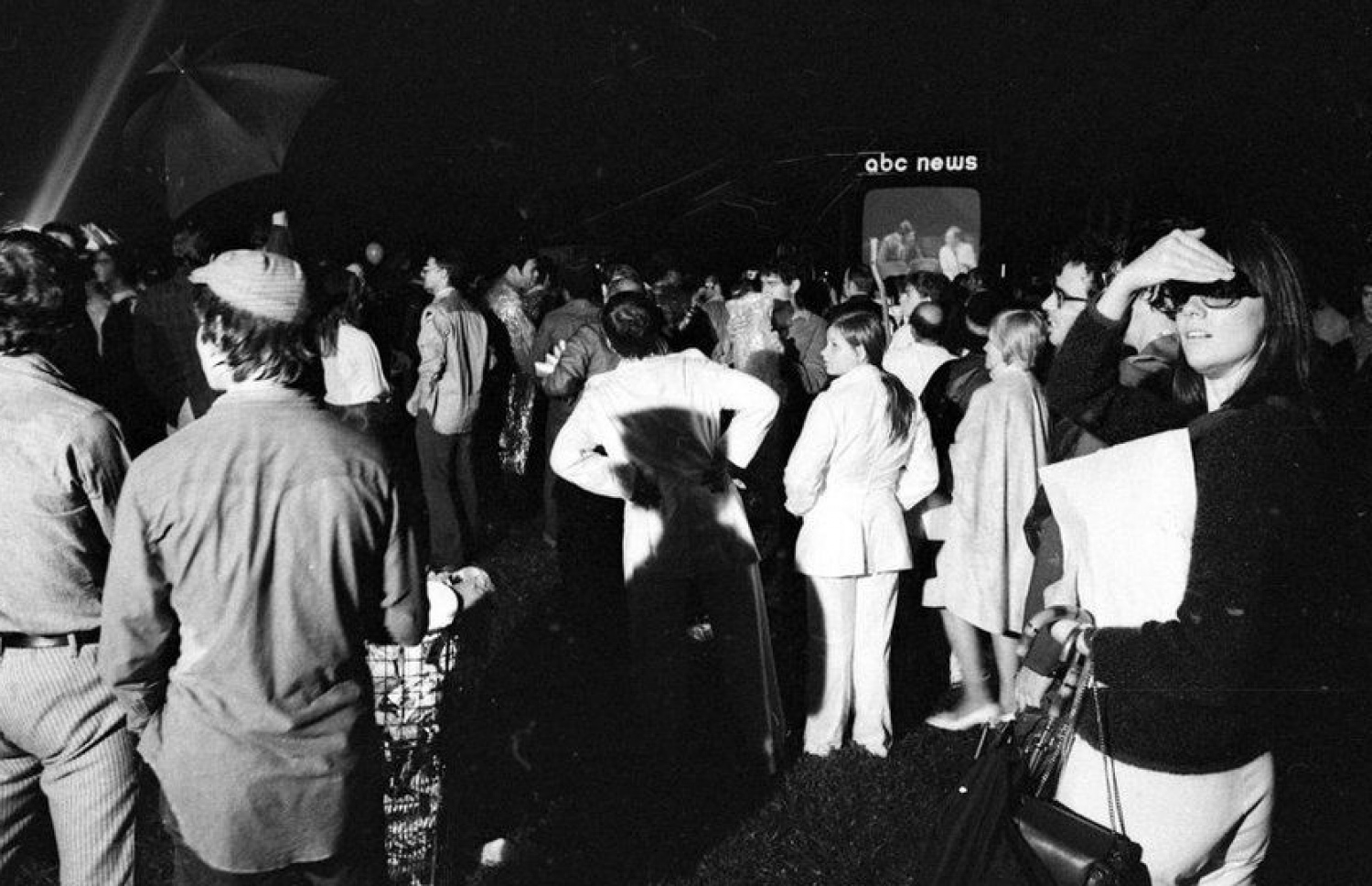 ނިއު ޔޯކްގެ ސެންޓްރަލް ޕާކްގައި ބަހައްޓާފައި ހުރި ބޮޑެތި ޓީވީތައް ކައިރީގައި، އެތައް ހާސް ބަޔަކު، އެމެރިކާ އިން ހަނދަން ދިޔަ ތަން ވަގުތުން ބަލަނީ