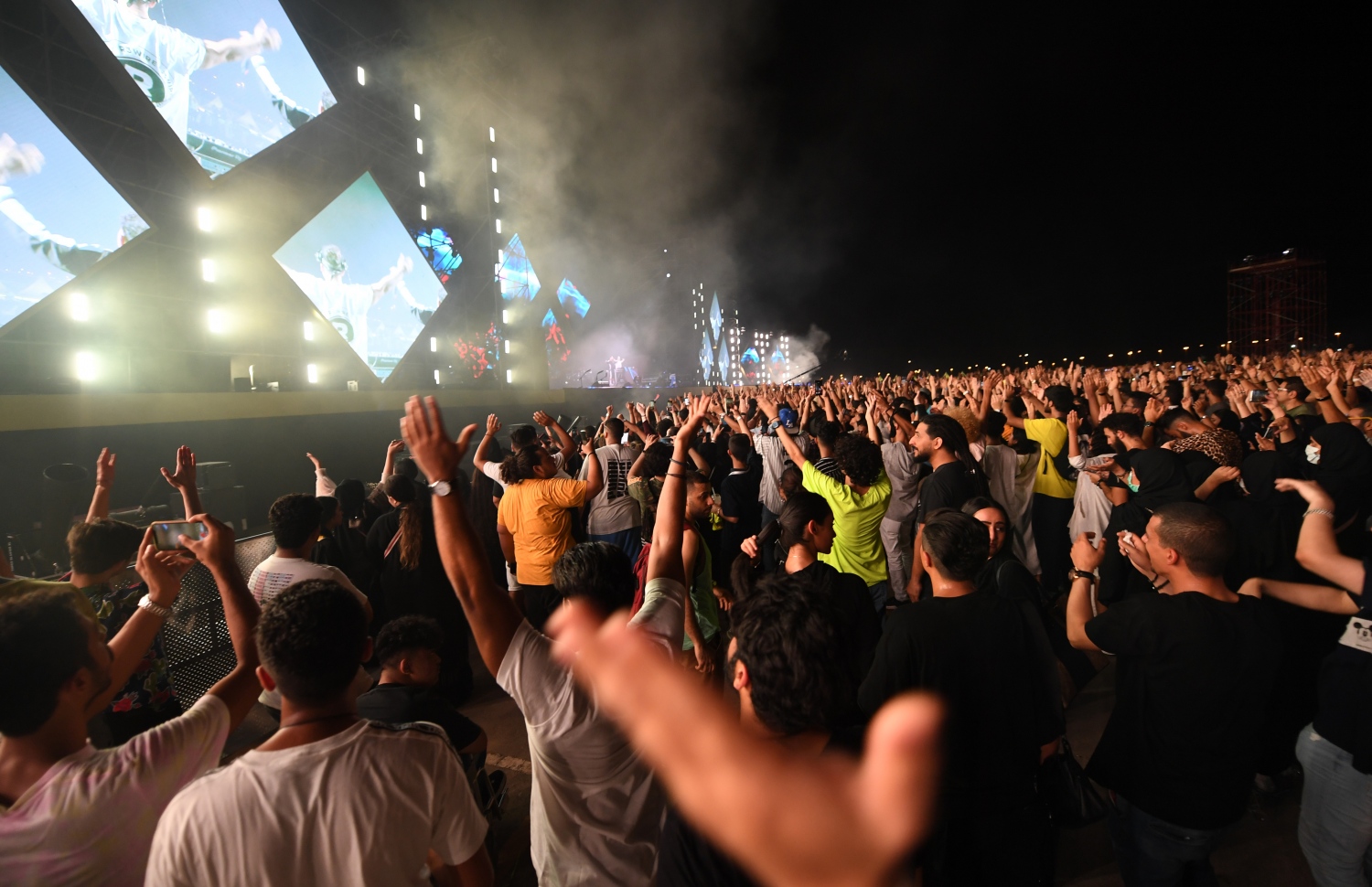 ޖިއްދާ: ޖުލައި 18، 2019: ޖިއްދާ ވޯލްޑް މިއުޒިކް ފެސްޓިވަލްގައި އެމެރިކާގެ ލަވަކިޔުންތެރިޔާ ޖެނެޓް ޖެކްސަން ޕާފޯމް ކުރާއިރު ސައުދީ މީހުން ތަރުހީބު ދެނީ. --ފޮޓޯ:އޭއެފްޕީ