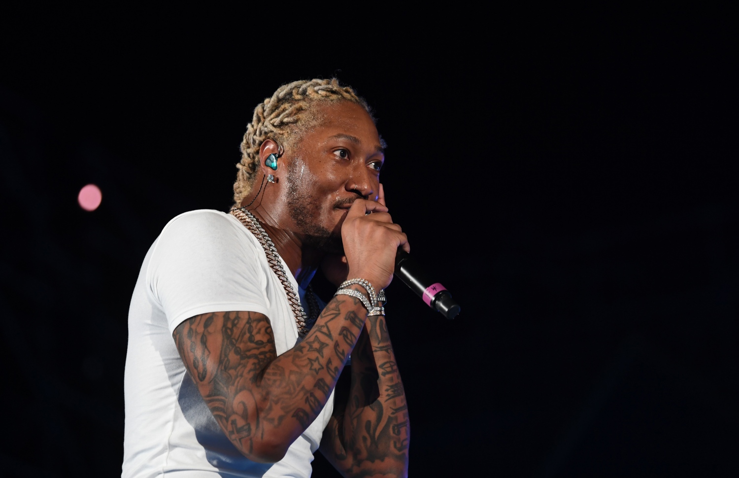 ޖިއްދާ: ޖުލައި 18، 2019: ޖިއްދާ ވޯލްޑް މިއުޒިކް ފެސްޓިވަލްގައި އެމެރިކާގެ ލަވަކިޔުންތެރިޔާ ފިއުޗާ ޕާފޯމް ކުރަނީ. --ފޮޓޯ:އޭއެފްޕީ