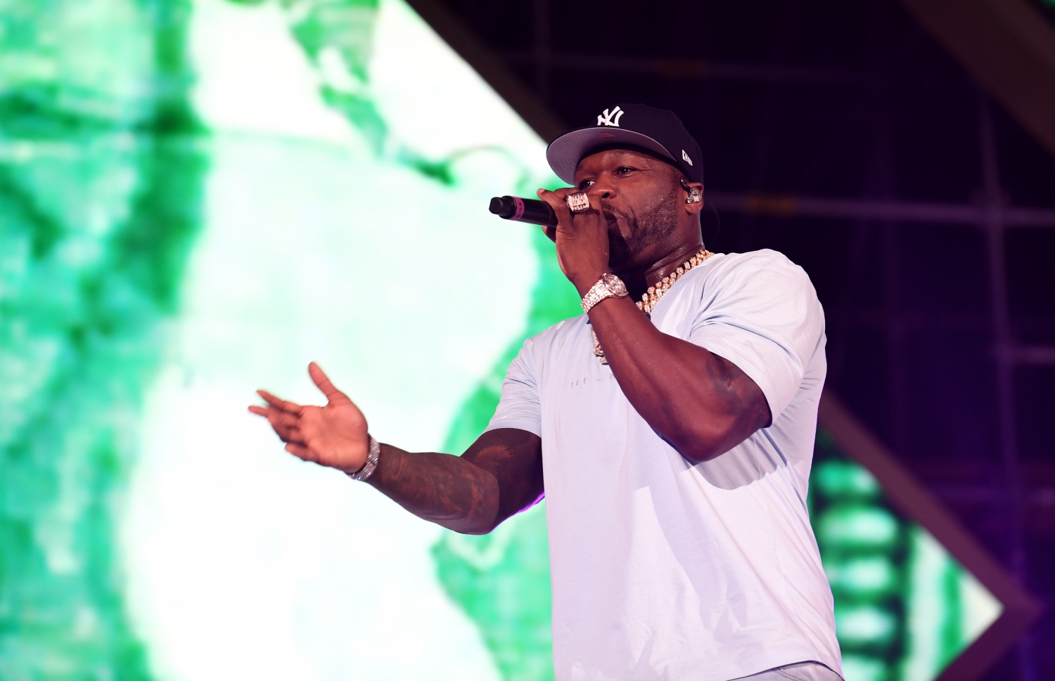 ޖިއްދާ: ޖުލައި 18، 2019: ޖިއްދާ ވޯލްޑް މިއުޒިކް ފެސްޓިވަލްގައި އެމެރިކާގެ ލަވަކިޔުންތެރިޔާ 50 ސެންޓް ޕާފޯމް ކުރަނީ. --ފޮޓޯ:އޭއެފްޕީ