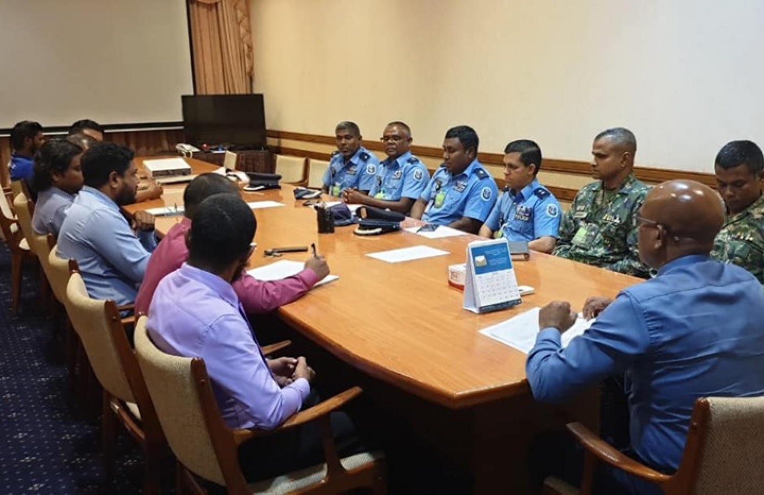 ހައްޖުވެރިން ފުރުމުގެ އިންތިޒާމްތަކާ ބެހޭ ގޮތުން ކަމާ ބެހޭ މުއައްސަސާތަކުން މަޝްވަރާކުރަނީ. ފޮޓޯ: އިސްލާމިކް އެފެއާޒް މިނިސްޓްރީ