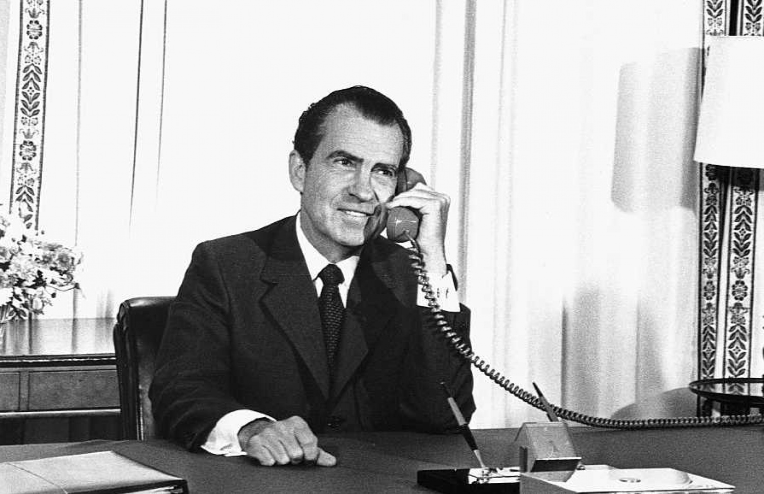 އެމެރިކާގެ ރައީސް ރިޗަޑް ނިކްސަން، އޯވަލް އޮފީހުގައި އިންނަވައިގެން، ޖުލައި 20، 1969 ގައި، ނީލް އާމްސްޓްރޯންގާއި ބަޒް އަލްޑްރިންއާ ފޯނުން ވާހަކަ ދައްކަވަނީ